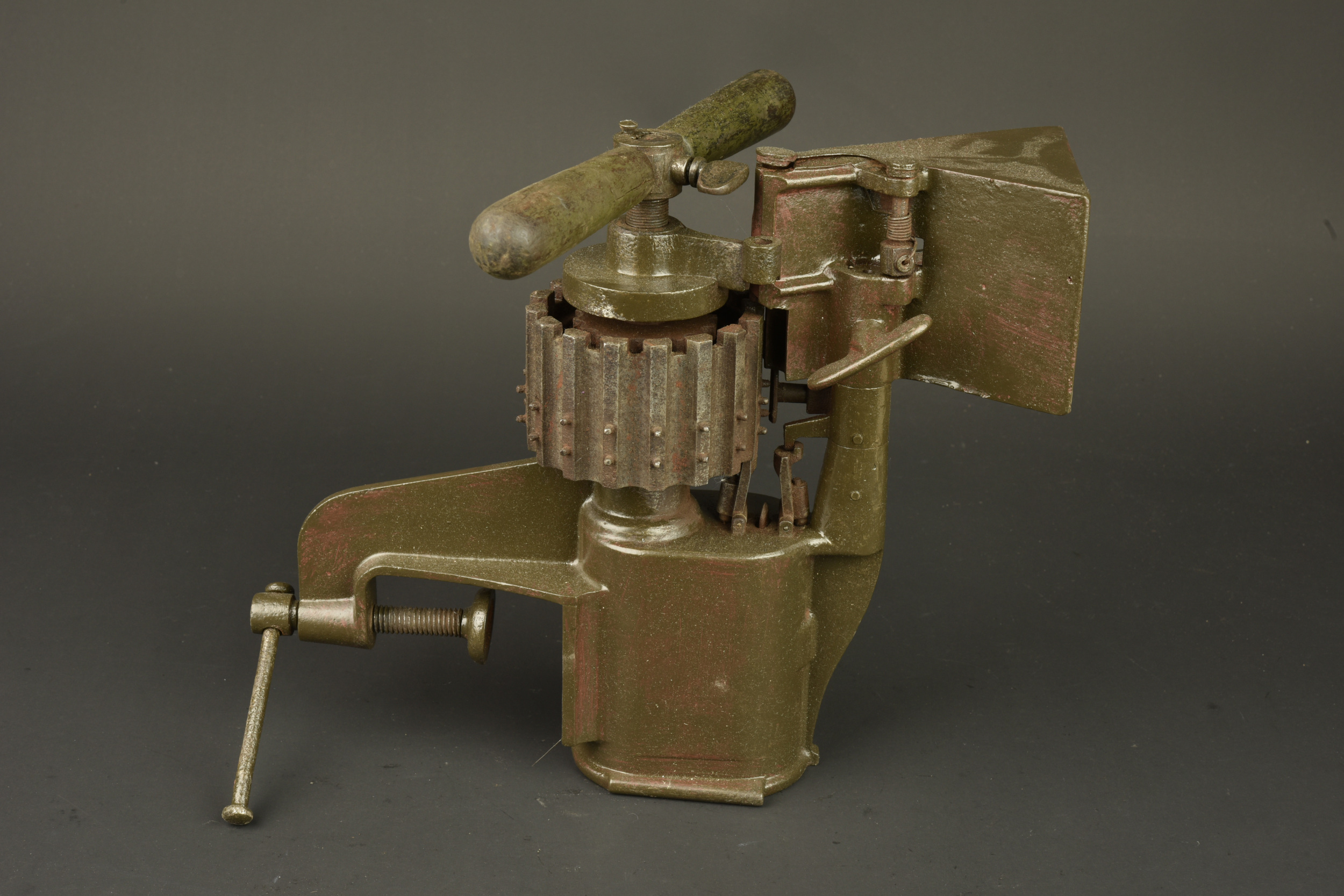 Machine à garnir les bandes pour MG08 Gurtfuller. Belt loading machine for MG08 ammunition belts, Gurtfüller. — photo 4