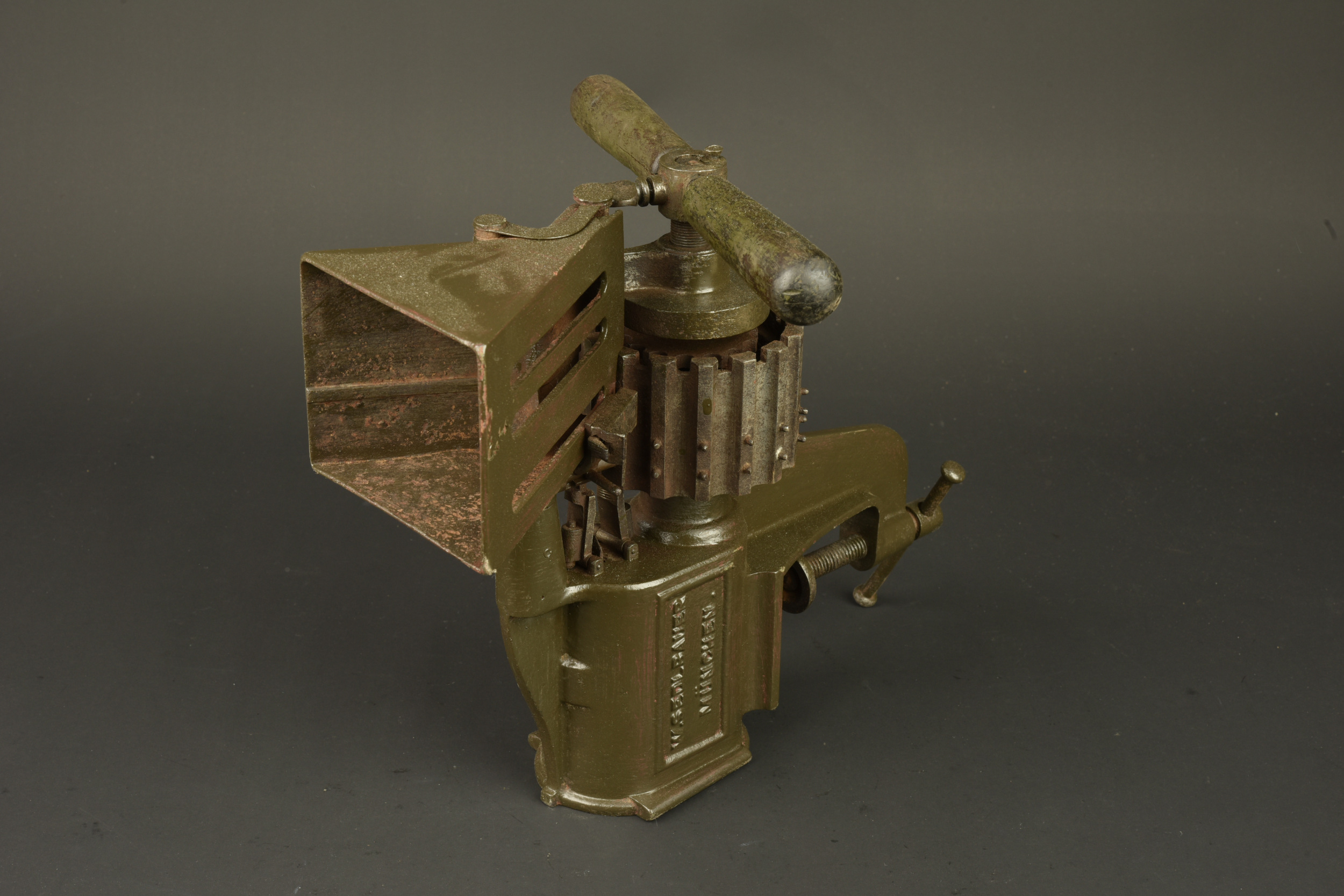 Machine à garnir les bandes pour MG08 Gurtfuller. Belt loading machine for MG08 ammunition belts, Gurtfüller. — photo 7
