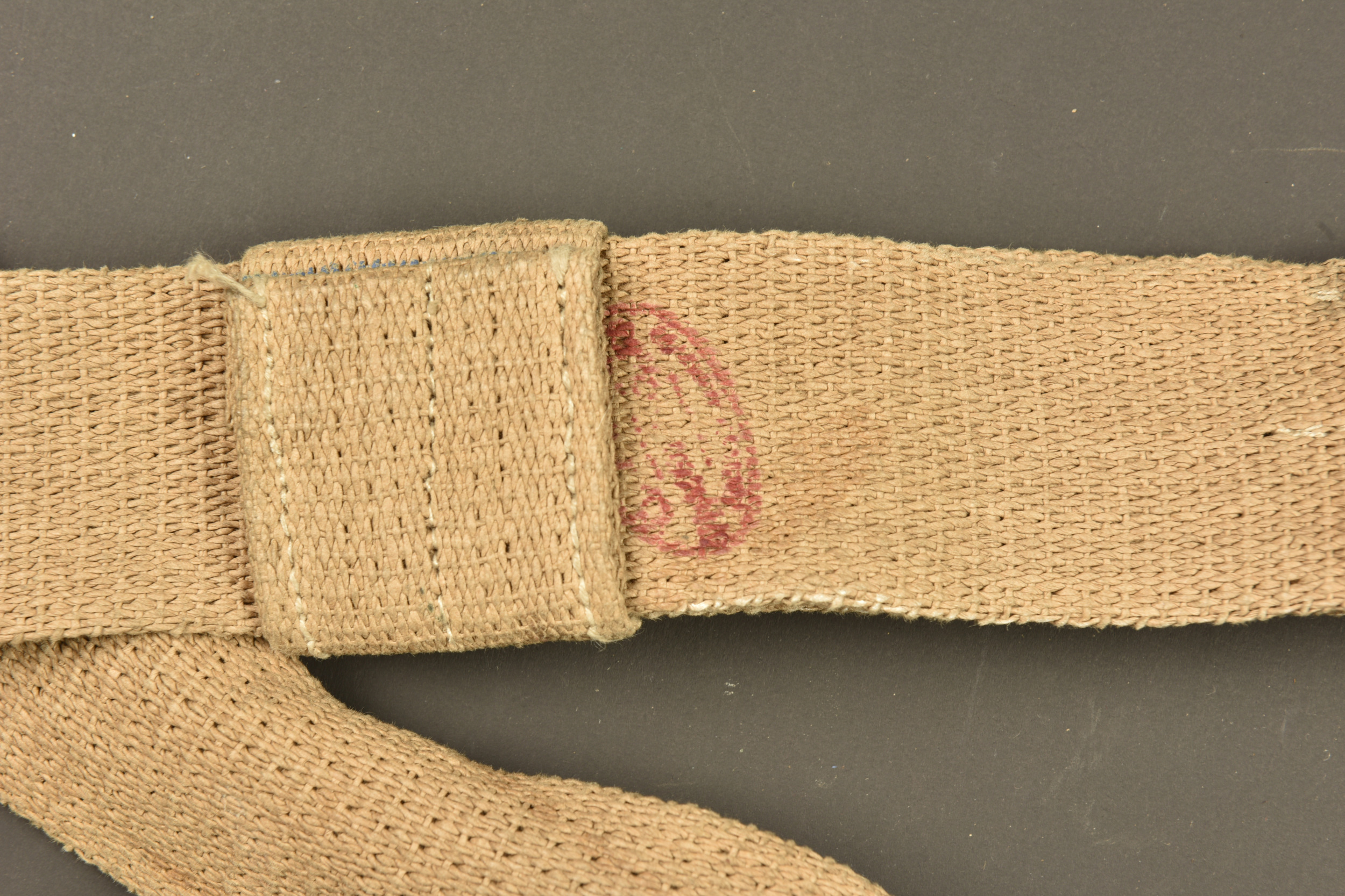 Sangle de mitrailleur MG08 ersatz en ortie. Ersatz MG08 machine gunner’s sling made of nettle fiber. — photo 3
