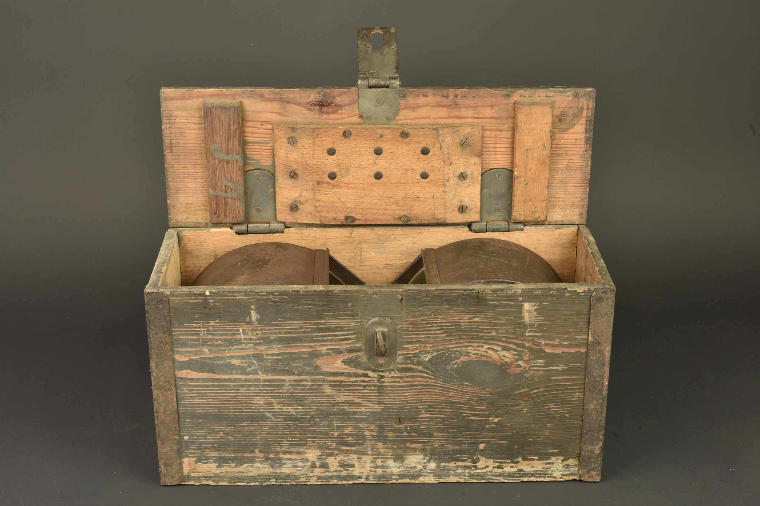 Deux chargeurs tambour de MG08-15 dans leur caisse. Two MG08-15 drum magazines in their transport case. — photo 2