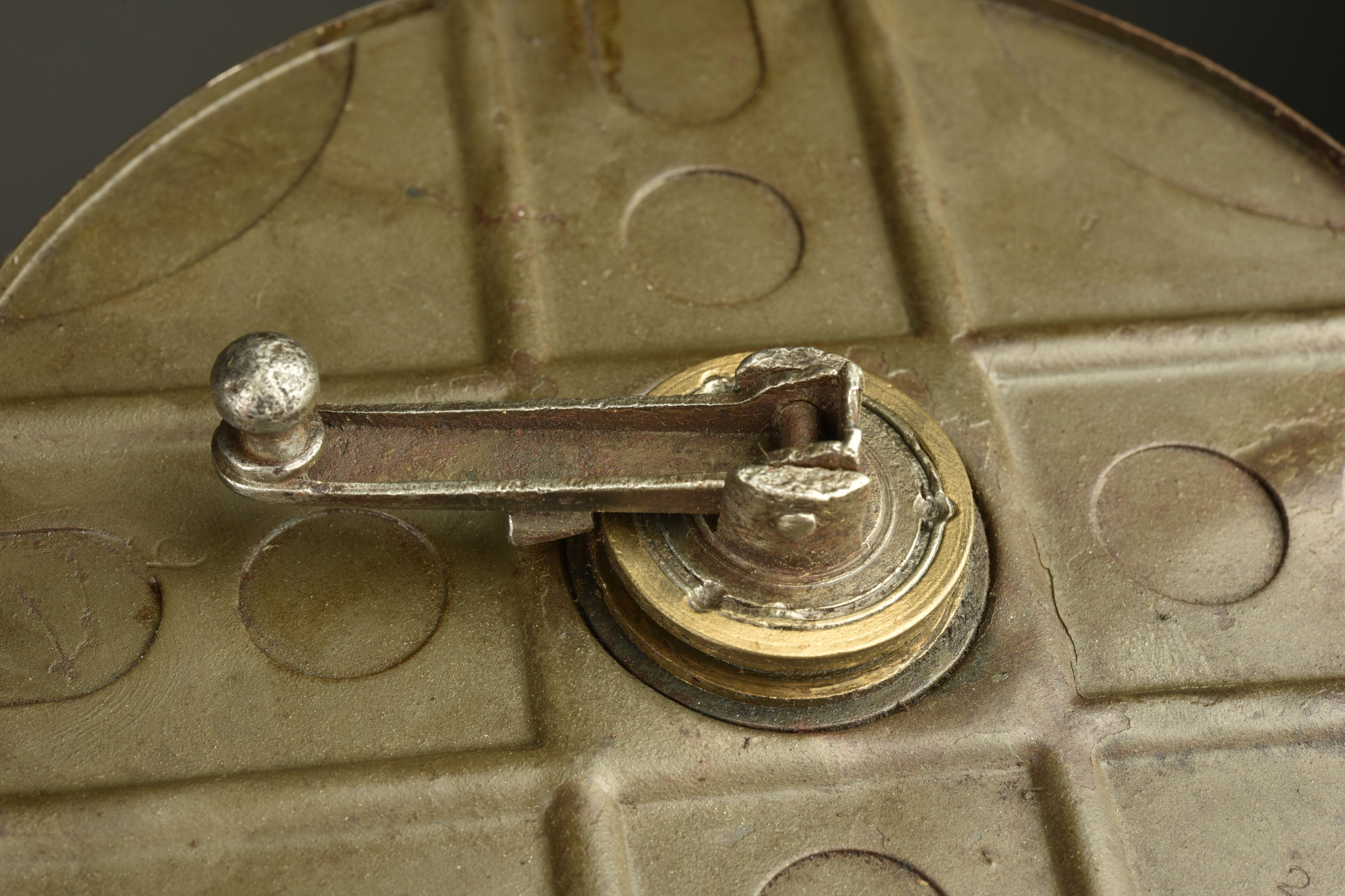 Deux chargeurs tambour de MG08-15 dans leur caisse. Two MG08-15 drum magazines in their transport case. — photo 3
