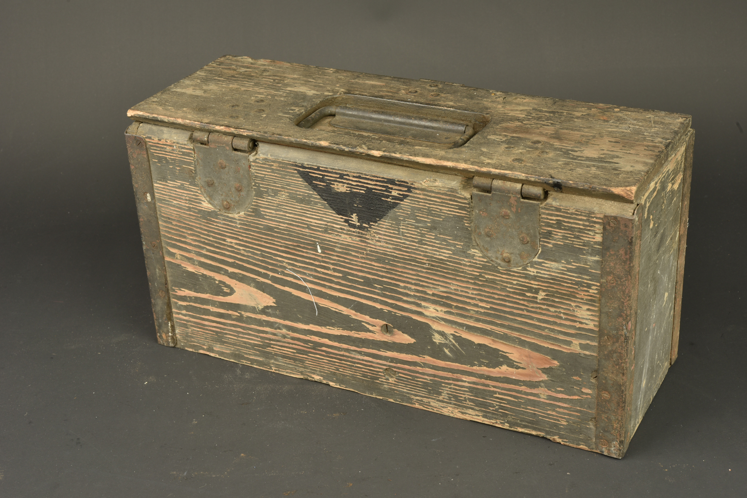 Deux chargeurs tambour de MG08-15 dans leur caisse. Two MG08-15 drum magazines in their transport case. — photo 8