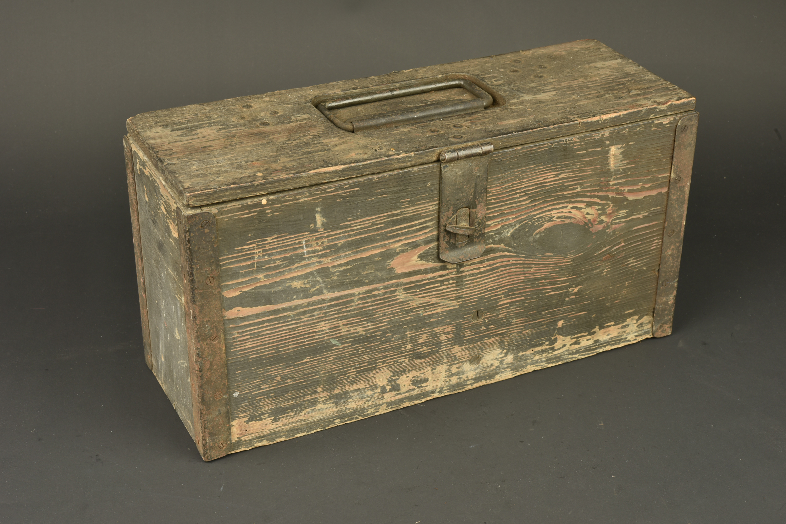Deux chargeurs tambour de MG08-15 dans leur caisse. Two MG08-15 drum magazines in their transport case. — photo 9