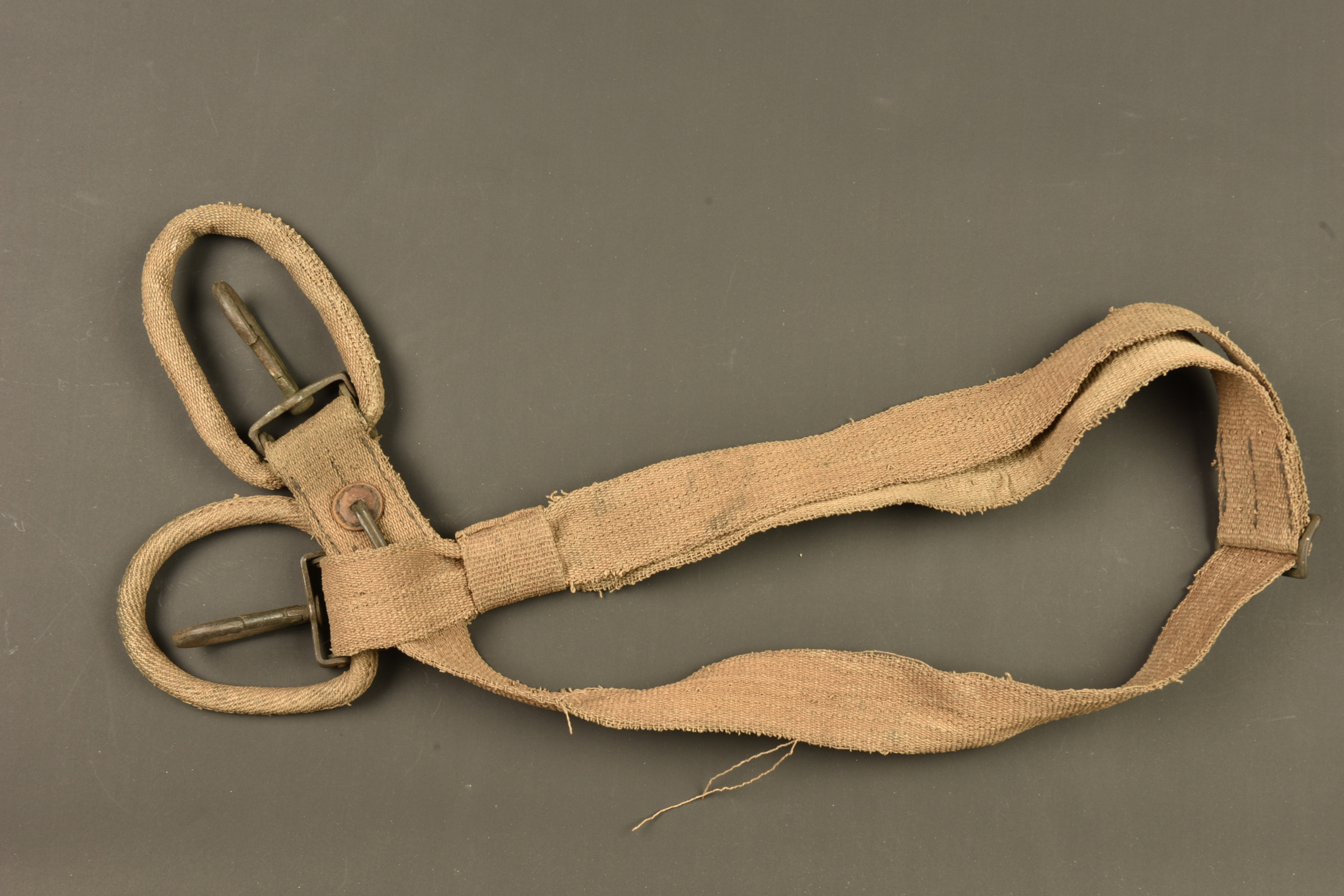 Sangle de mitrailleur MG08 ersatz en ortie. Ersatz MG08 machine gunner’s sling made of nettle fiber. — photo 1