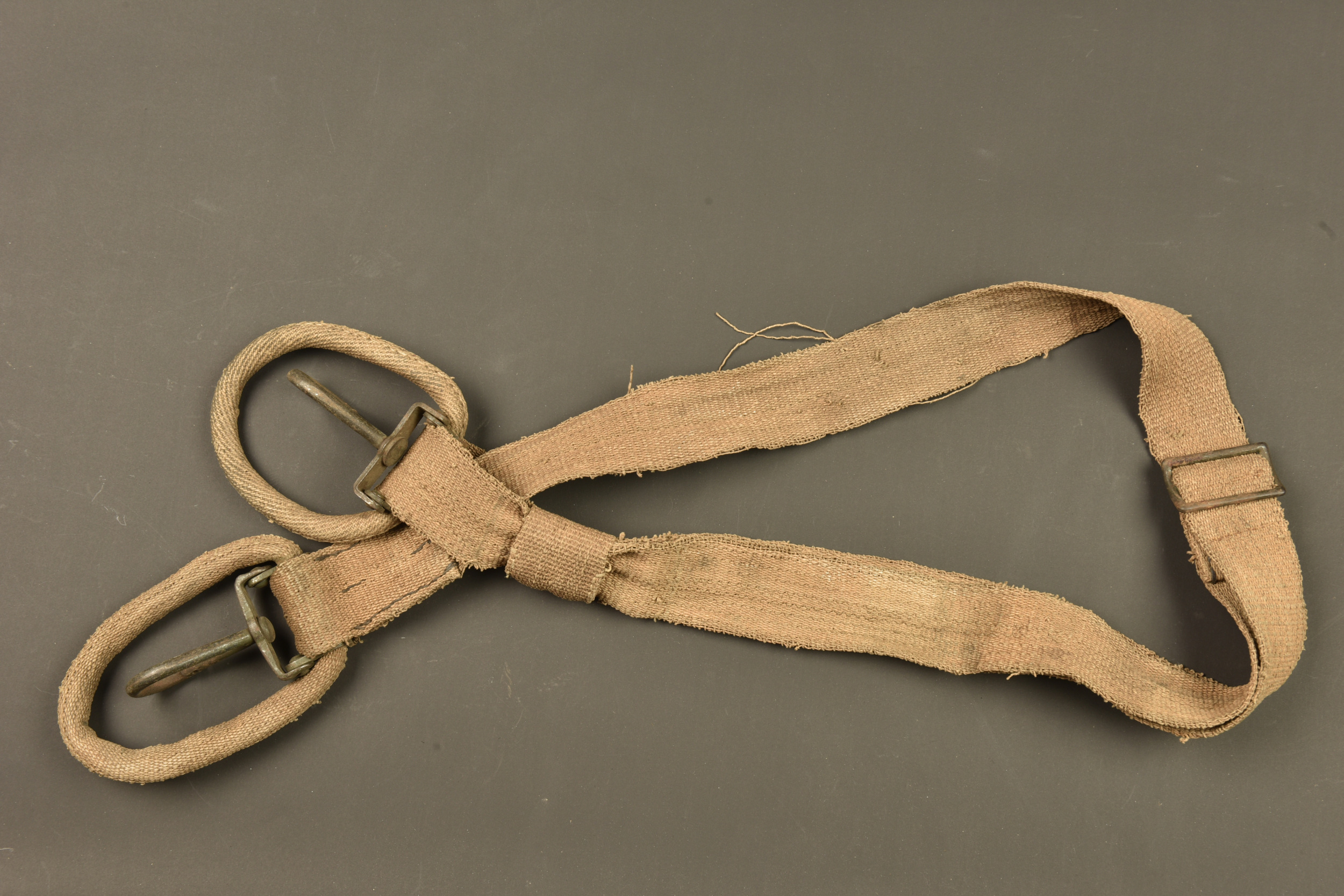 Sangle de mitrailleur MG08 ersatz en ortie. Ersatz MG08 machine gunner’s sling made of nettle fiber. — photo 2