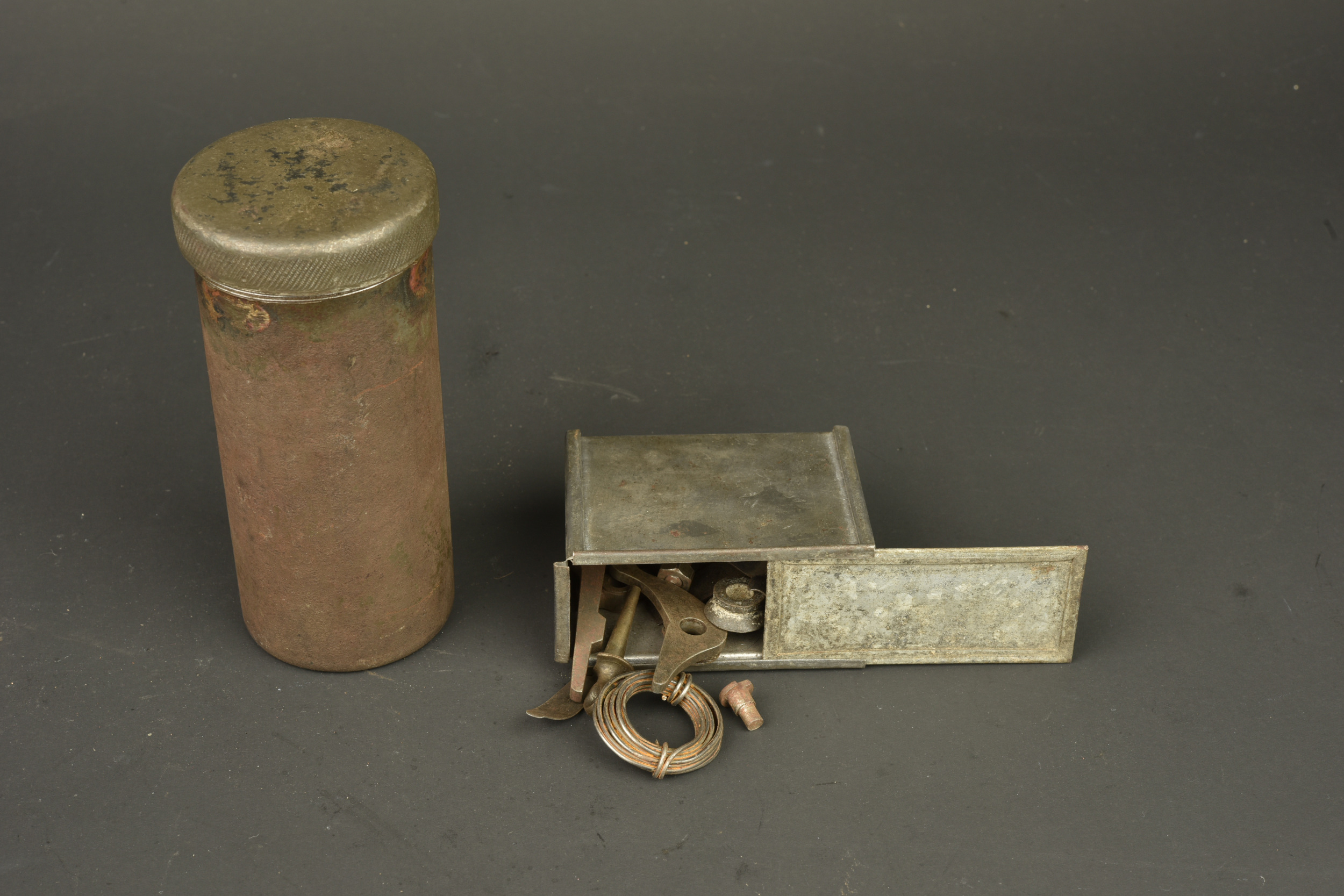 Accessoires MG08 et container de tir à blanc. MG08 accessories and blank firing container. — photo 1