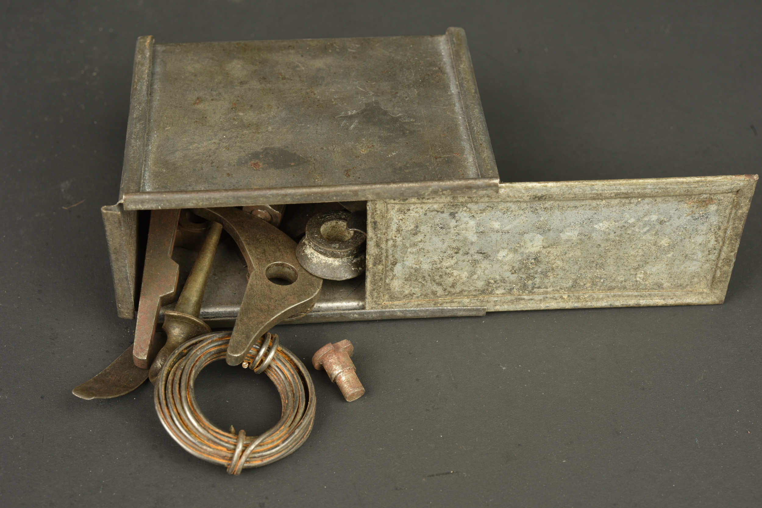 Accessoires MG08 et container de tir à blanc. MG08 accessories and blank firing container. — photo 2