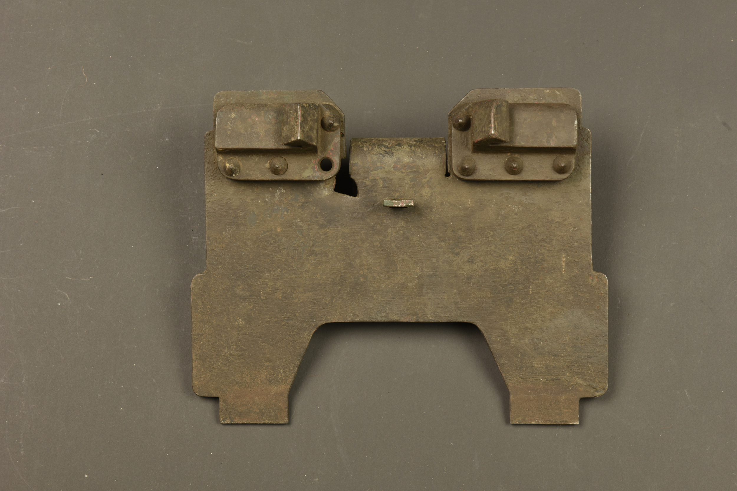 Support de bouclier pour affût traineau de mitrailleuse allemande MG08. Shield support for German MG08 sled mount. — photo 1