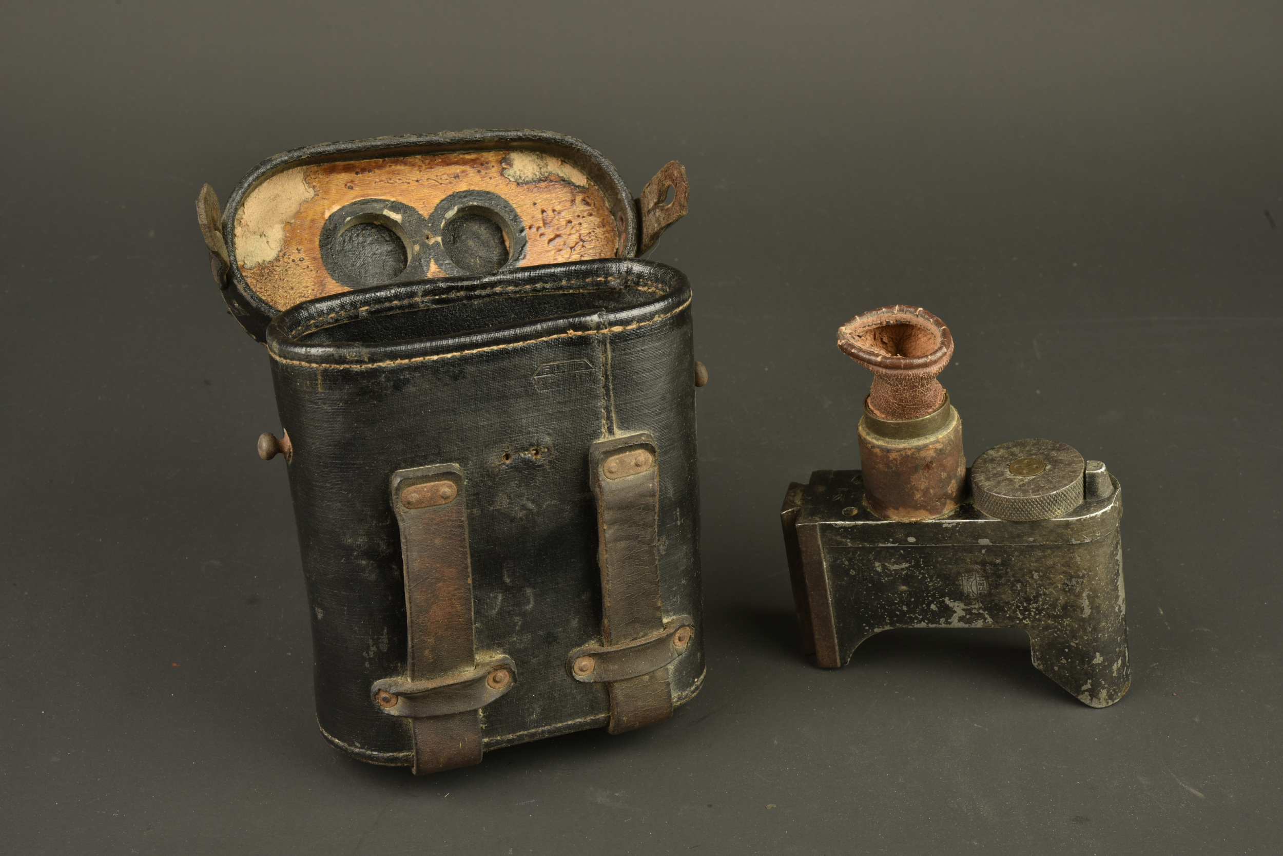 Lunette ZF12 pour mitrailleuse MG08 dans son étui. ZF12 scope for MG08 machine gun with its case. — photo 1