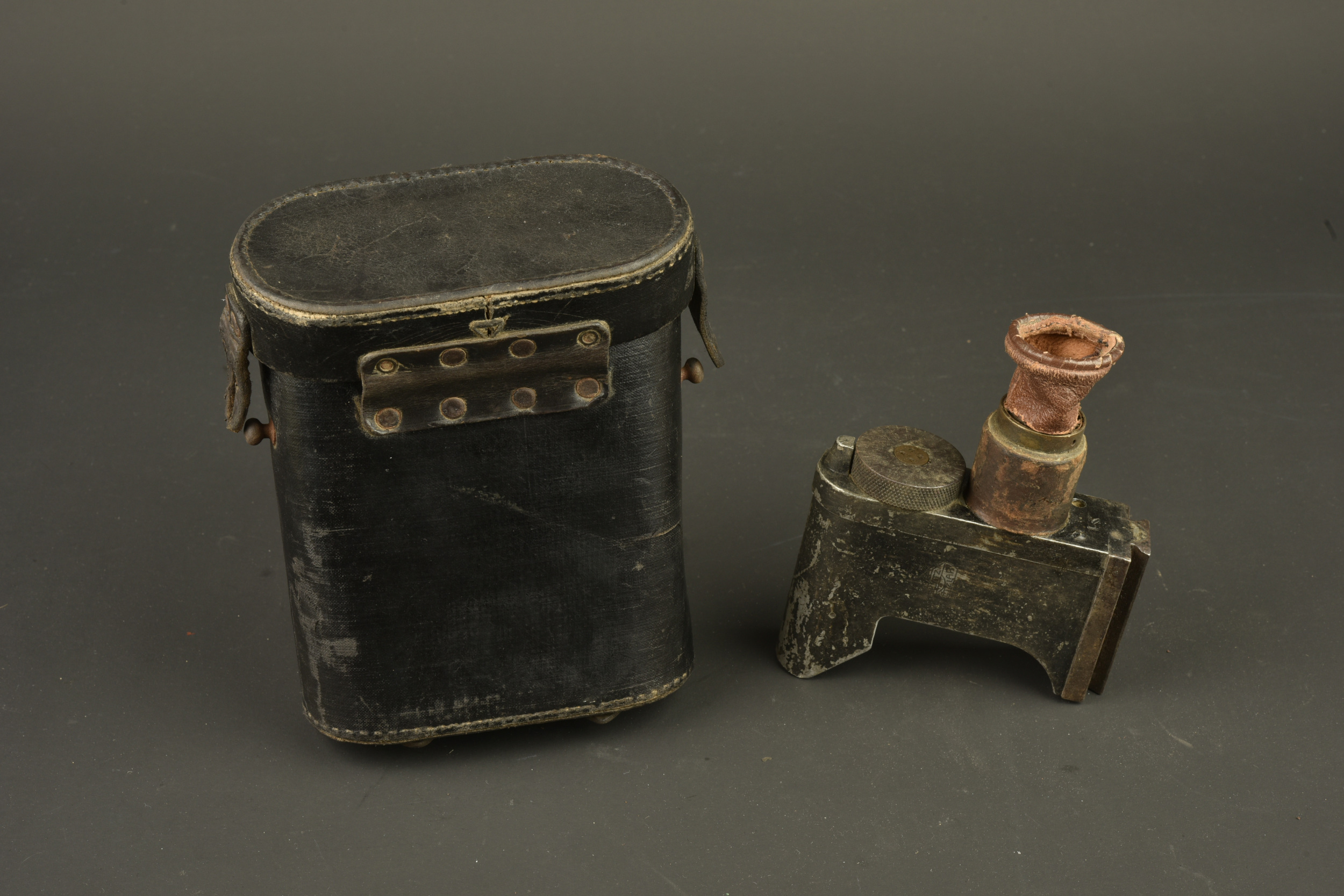 Lunette ZF12 pour mitrailleuse MG08 dans son étui. ZF12 scope for MG08 machine gun with its case. — photo 2