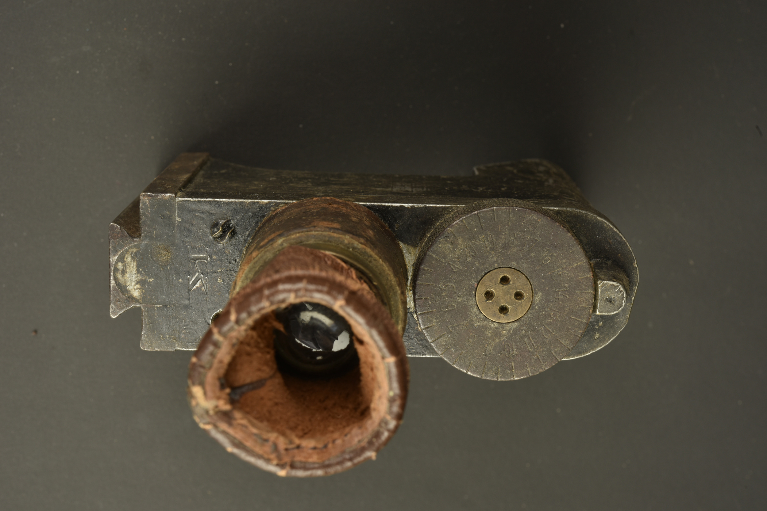 Lunette ZF12 pour mitrailleuse MG08 dans son étui. ZF12 scope for MG08 machine gun with its case. — photo 3