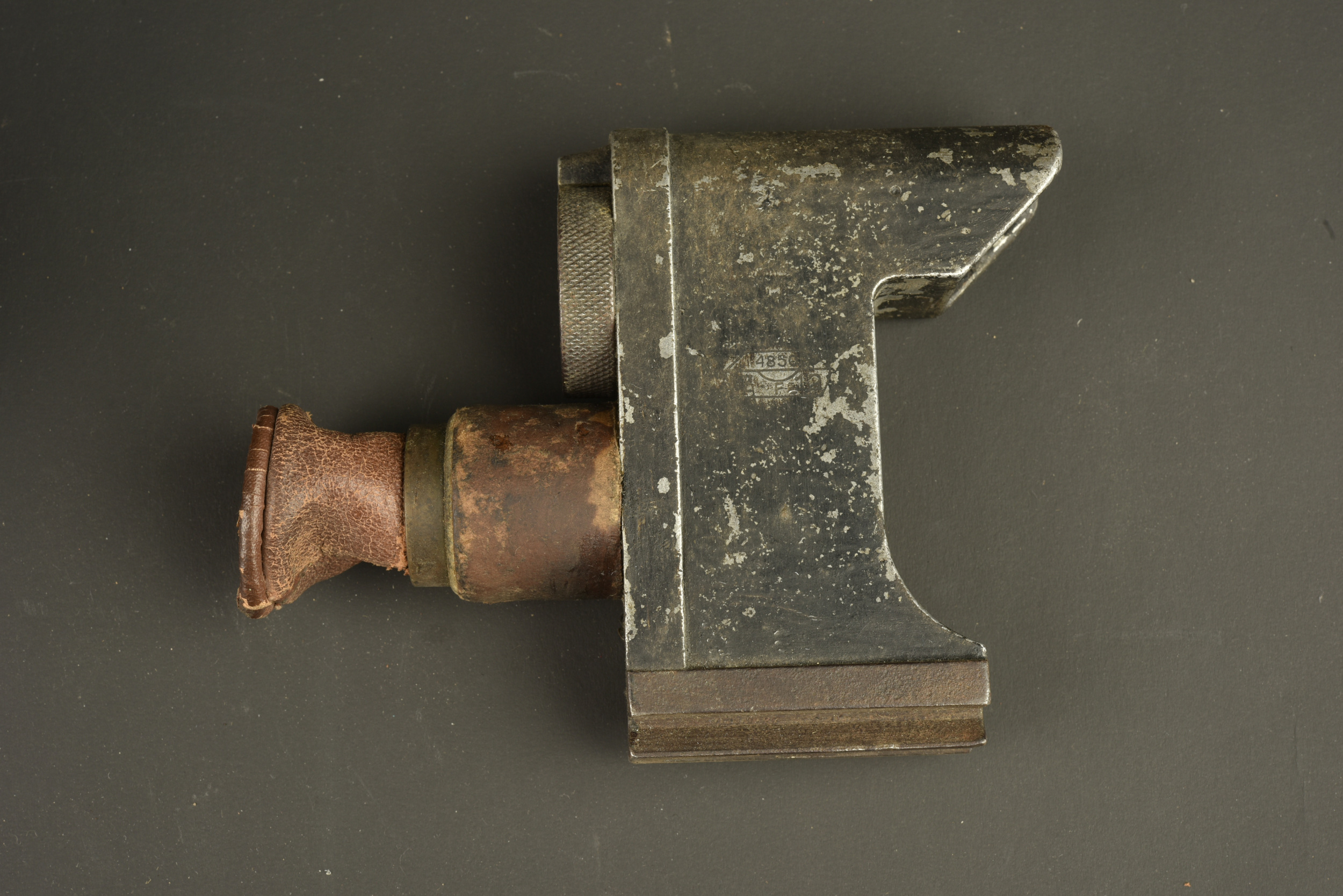 Lunette ZF12 pour mitrailleuse MG08 dans son étui. ZF12 scope for MG08 machine gun with its case. — photo 4