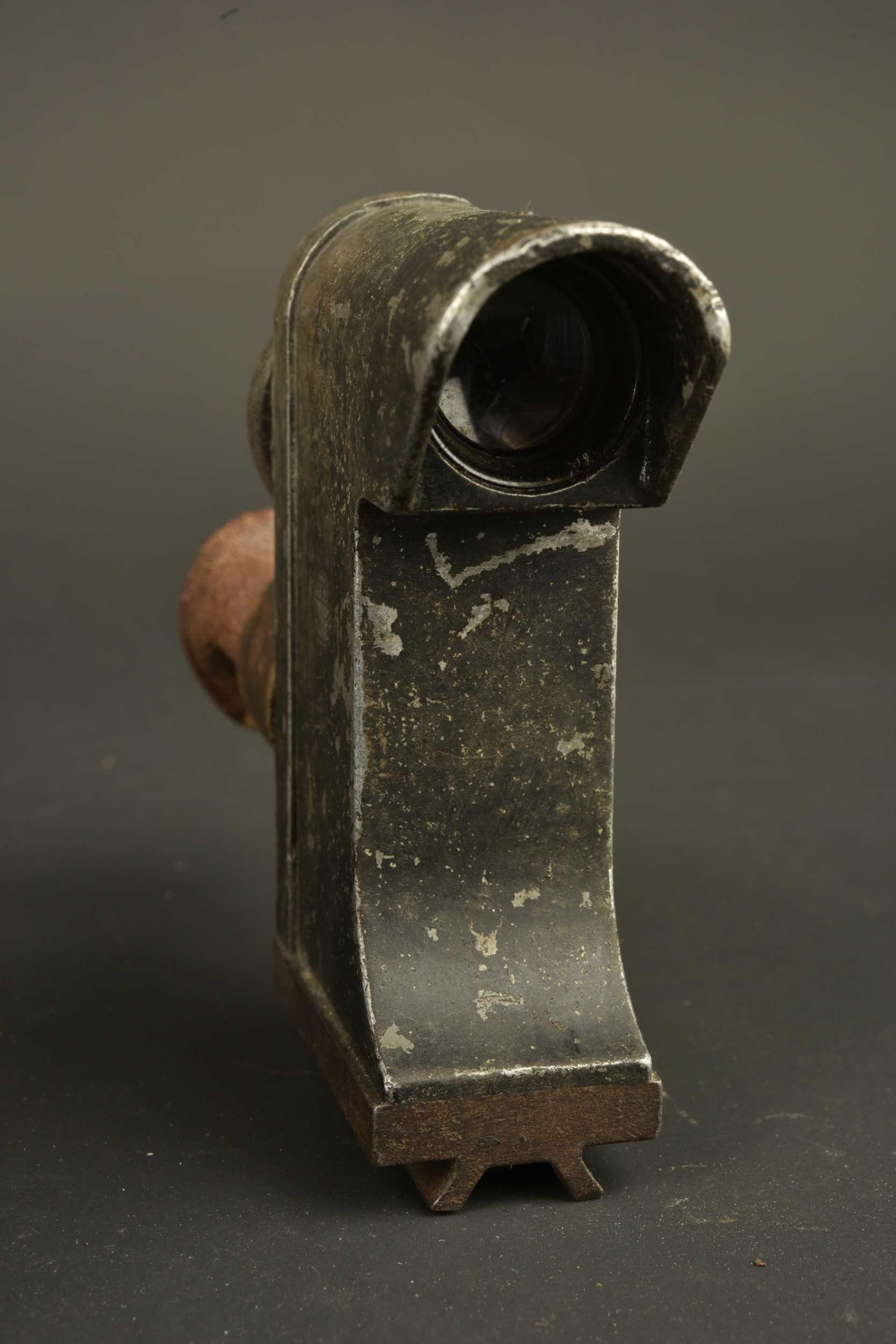 Lunette ZF12 pour mitrailleuse MG08 dans son étui. ZF12 scope for MG08 machine gun with its case. — photo 6