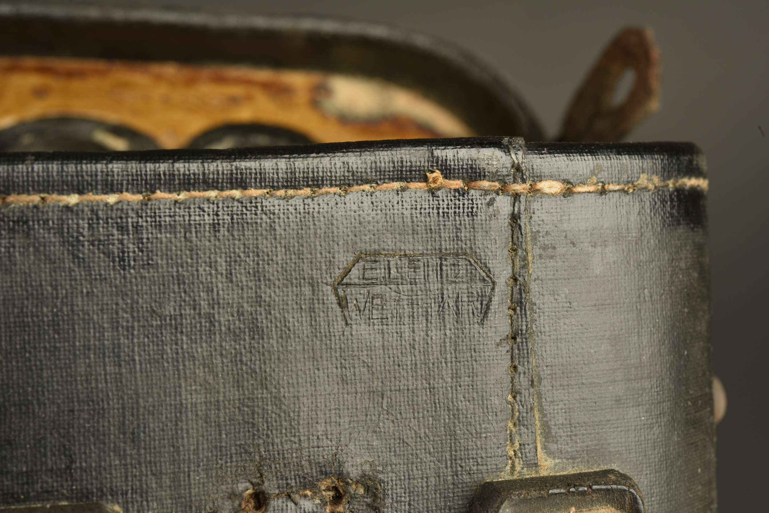 Lunette ZF12 pour mitrailleuse MG08 dans son étui. ZF12 scope for MG08 machine gun with its case. — photo 7
