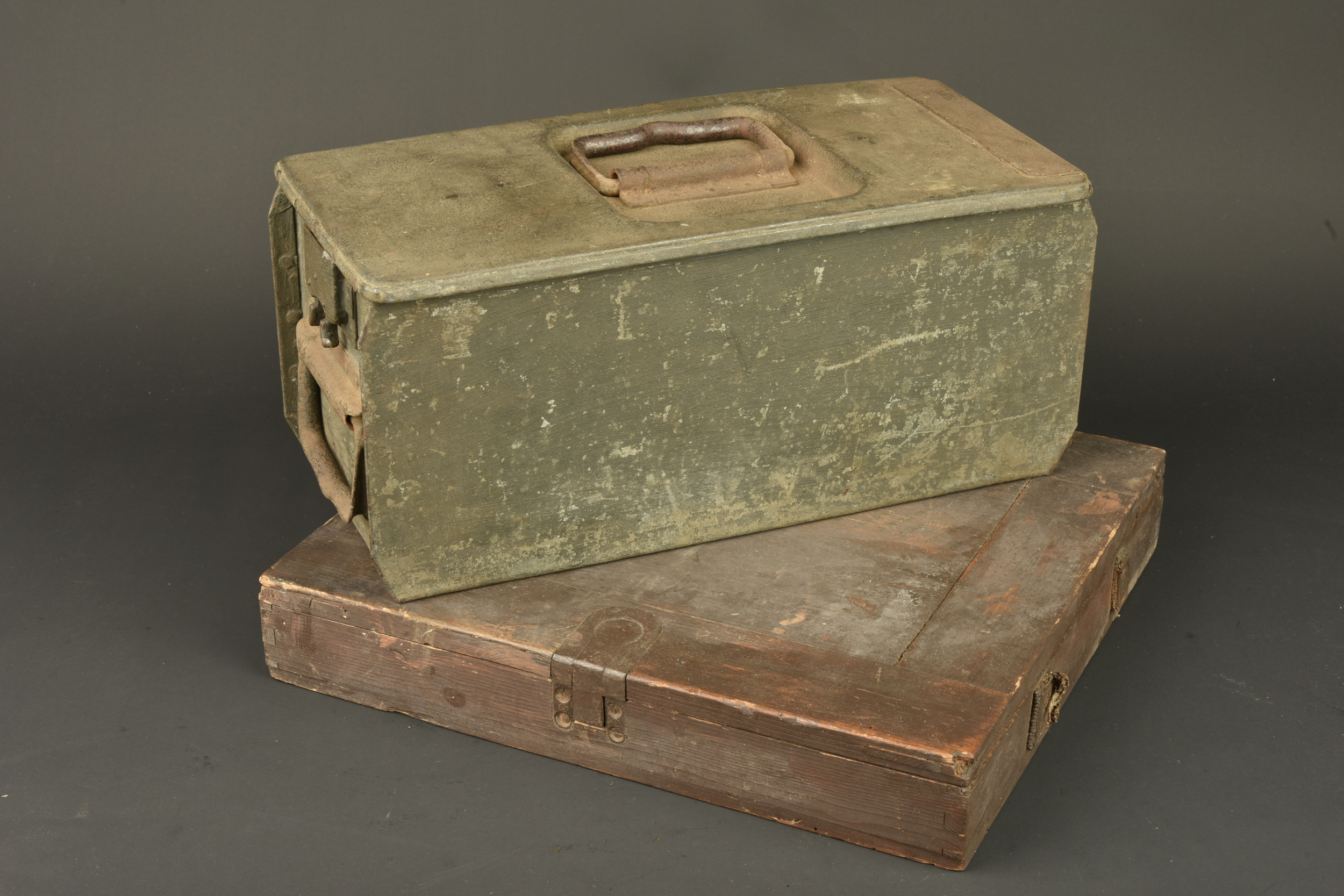 Caisse pour bandes de MG08 et boîte à chiffons de nettoyage. MG08 ammunition belt box and cleaning rag tin. — photo 1