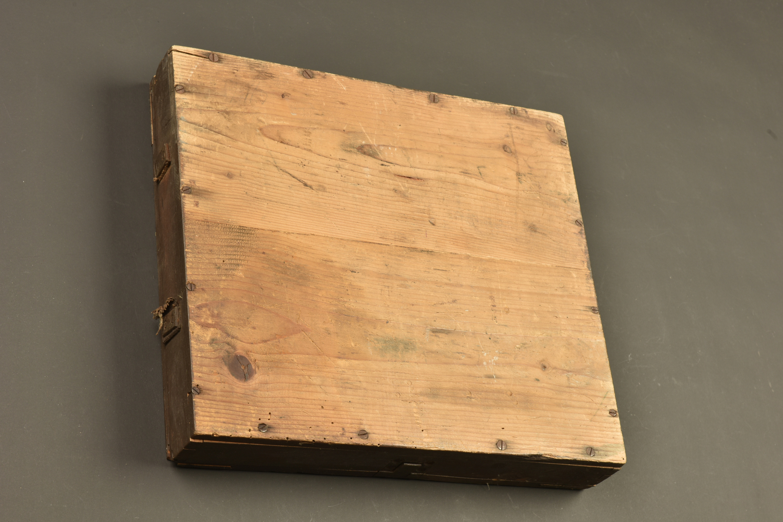 Caisse pour bandes de MG08 et boîte à chiffons de nettoyage. MG08 ammunition belt box and cleaning rag tin. — photo 2