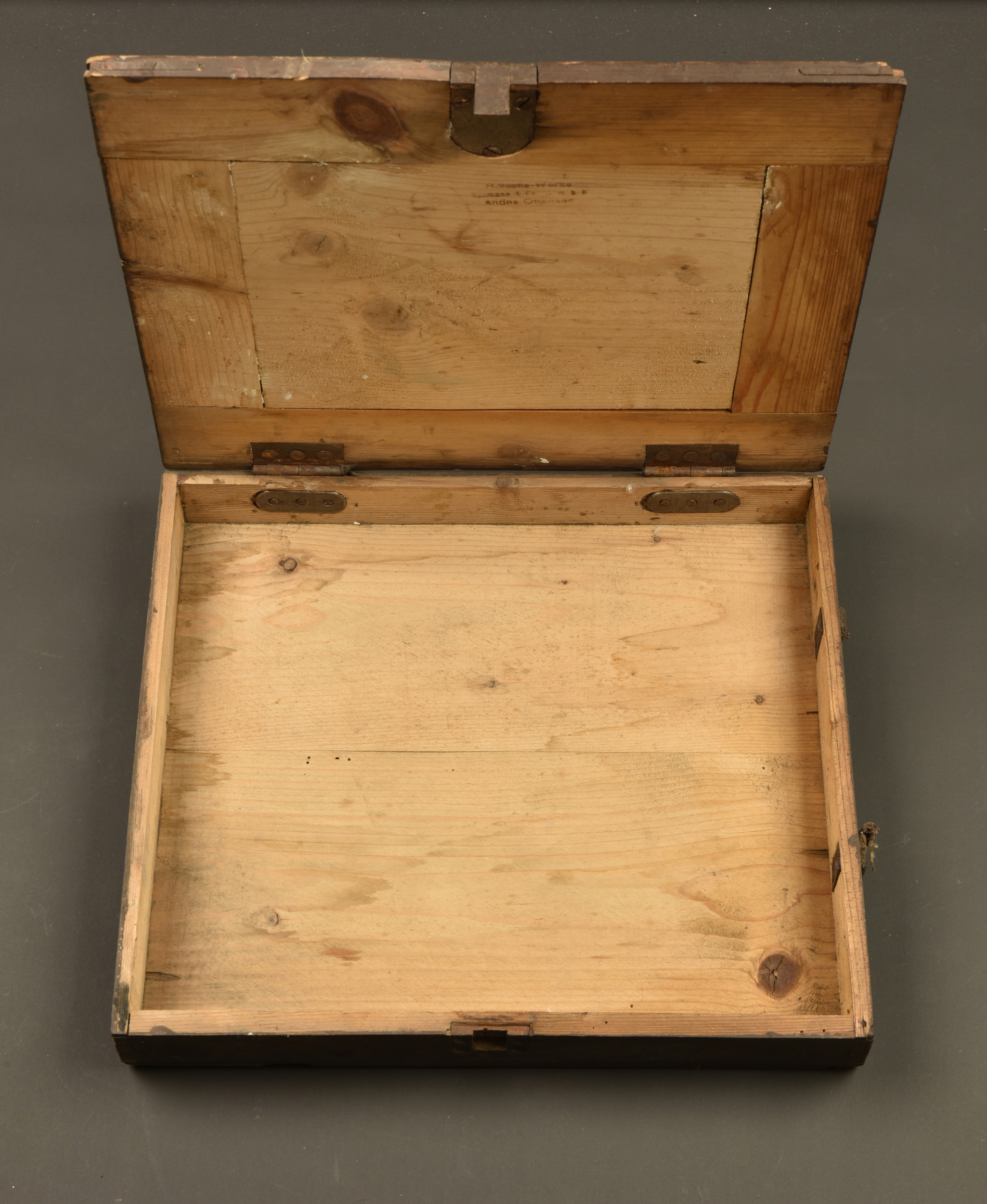 Caisse pour bandes de MG08 et boîte à chiffons de nettoyage. MG08 ammunition belt box and cleaning rag tin. — photo 4