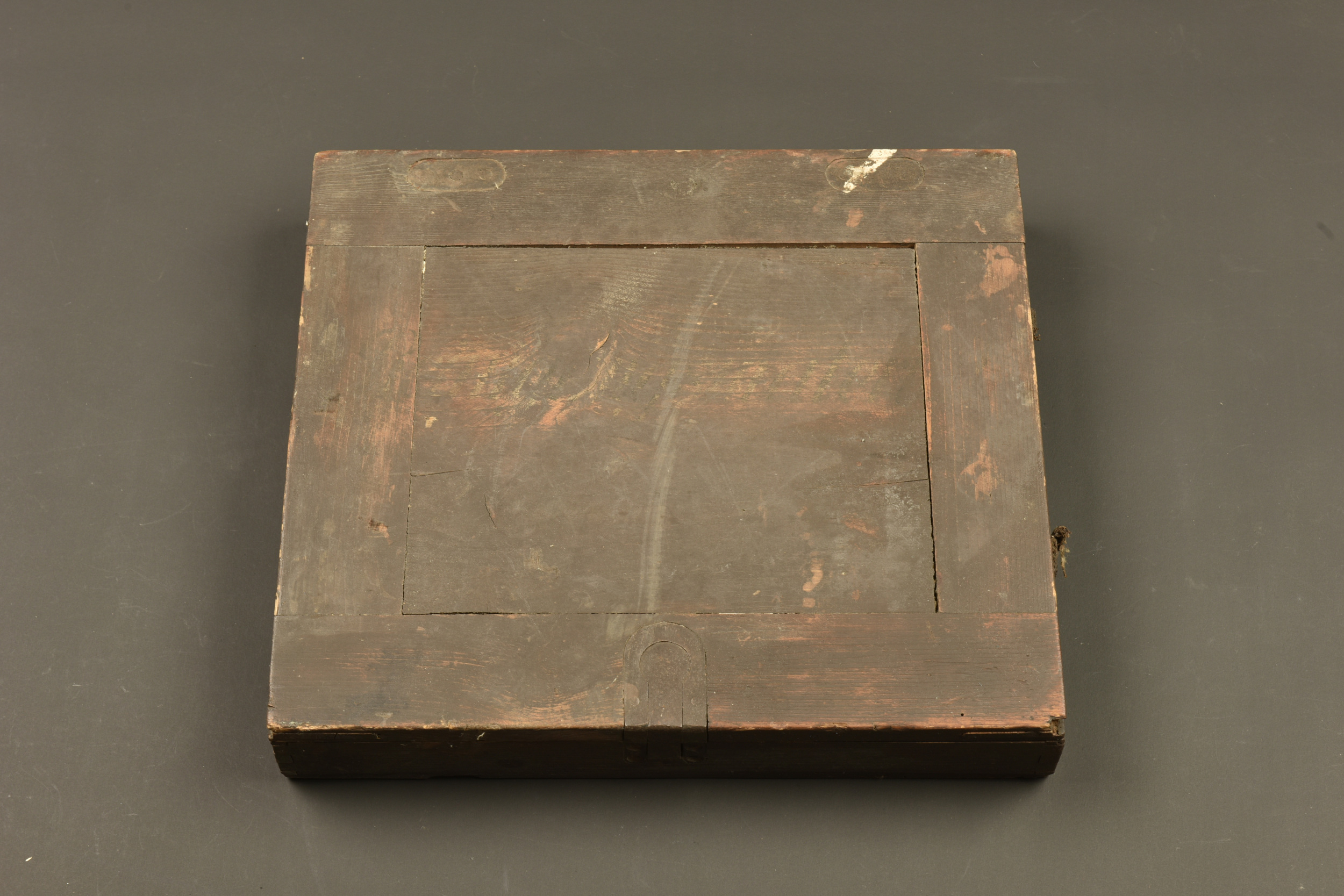 Caisse pour bandes de MG08 et boîte à chiffons de nettoyage. MG08 ammunition belt box and cleaning rag tin. — photo 5