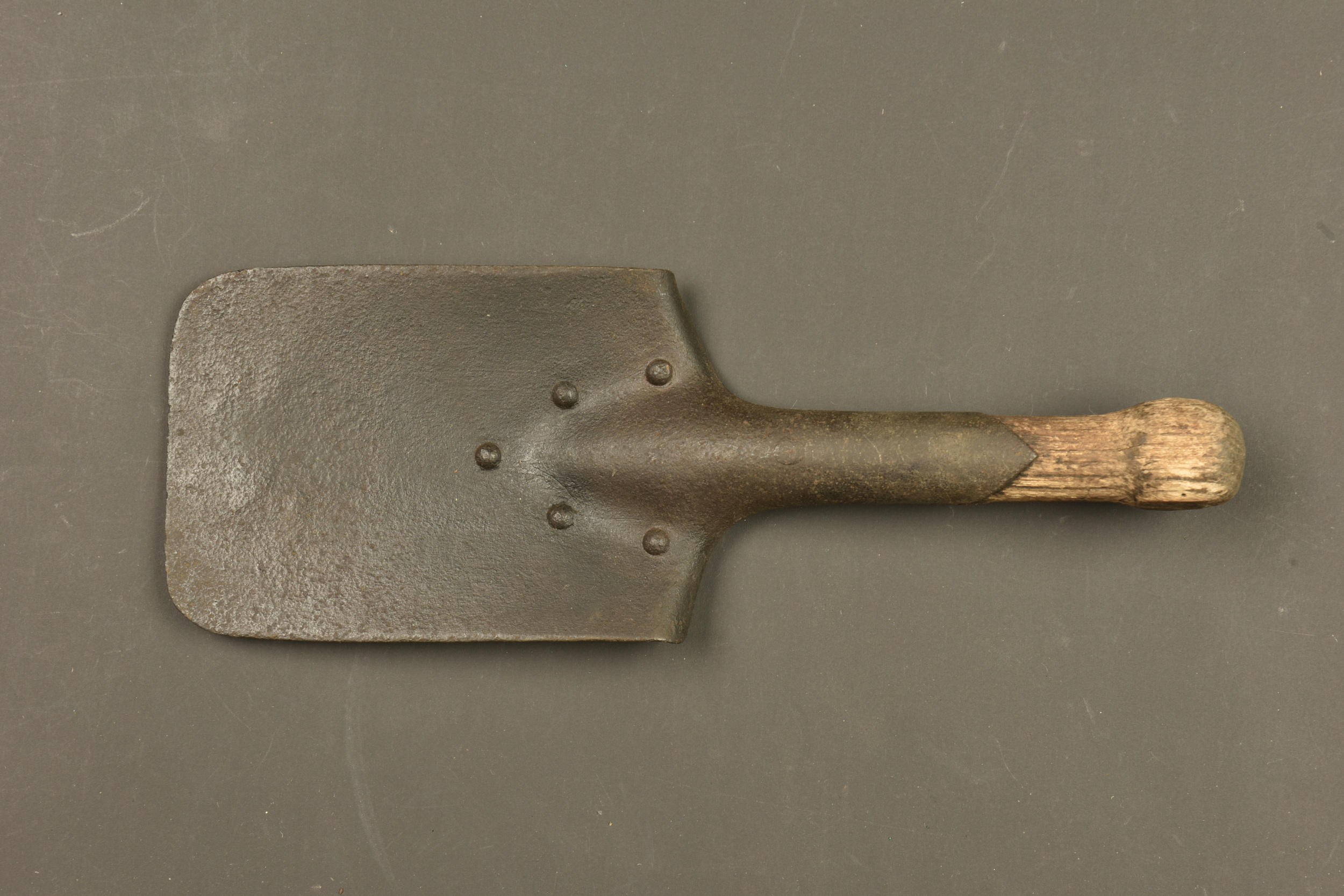 Pelle d'un mitrailleur allemand du JR173 de Saint Avold - Metz. Shovel of a German machine gunner from JR173 of Saint-Avold – Metz — photo 1