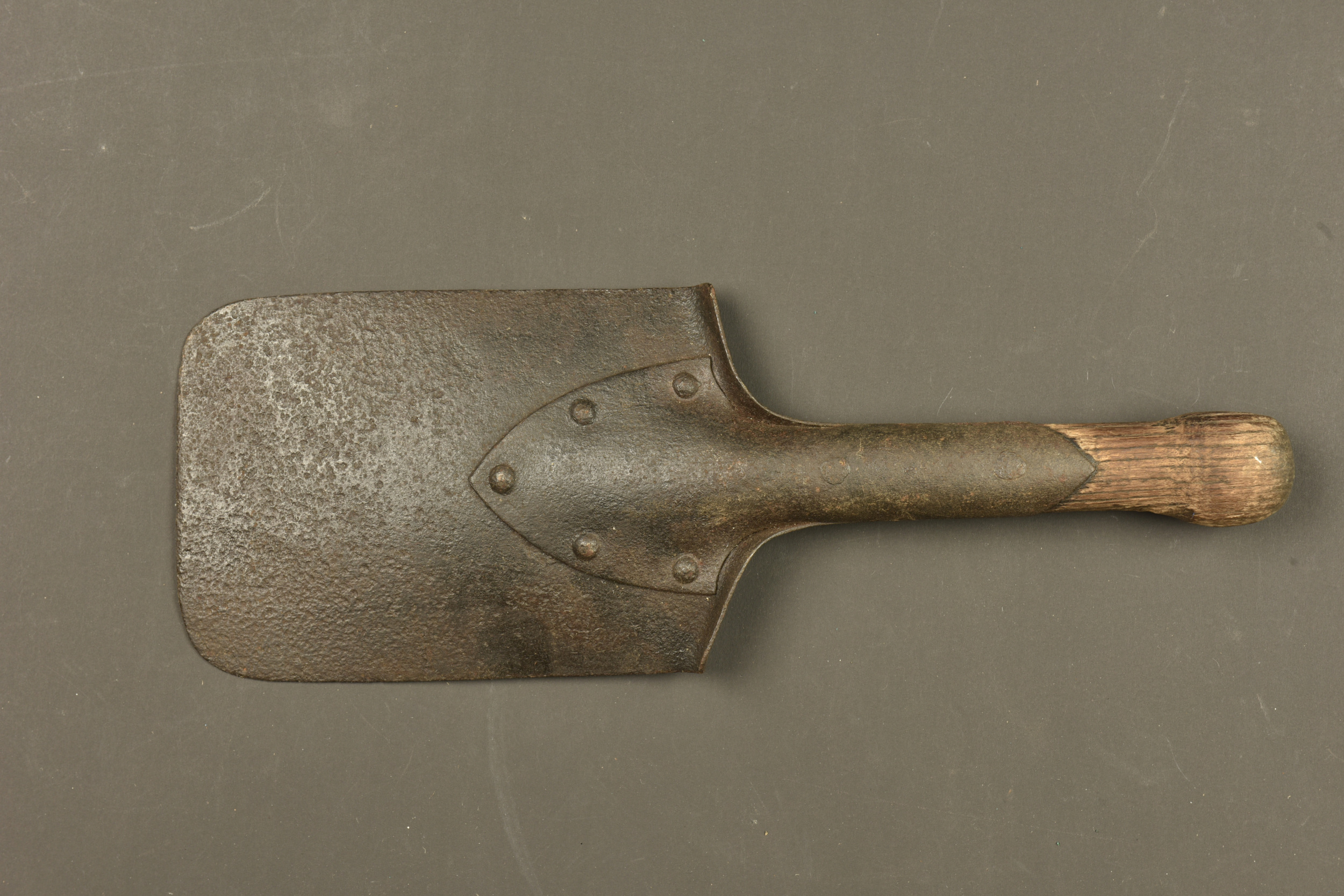 Pelle d'un mitrailleur allemand du JR173 de Saint Avold - Metz. Shovel of a German machine gunner from JR173 of Saint-Avold – Metz — photo 2