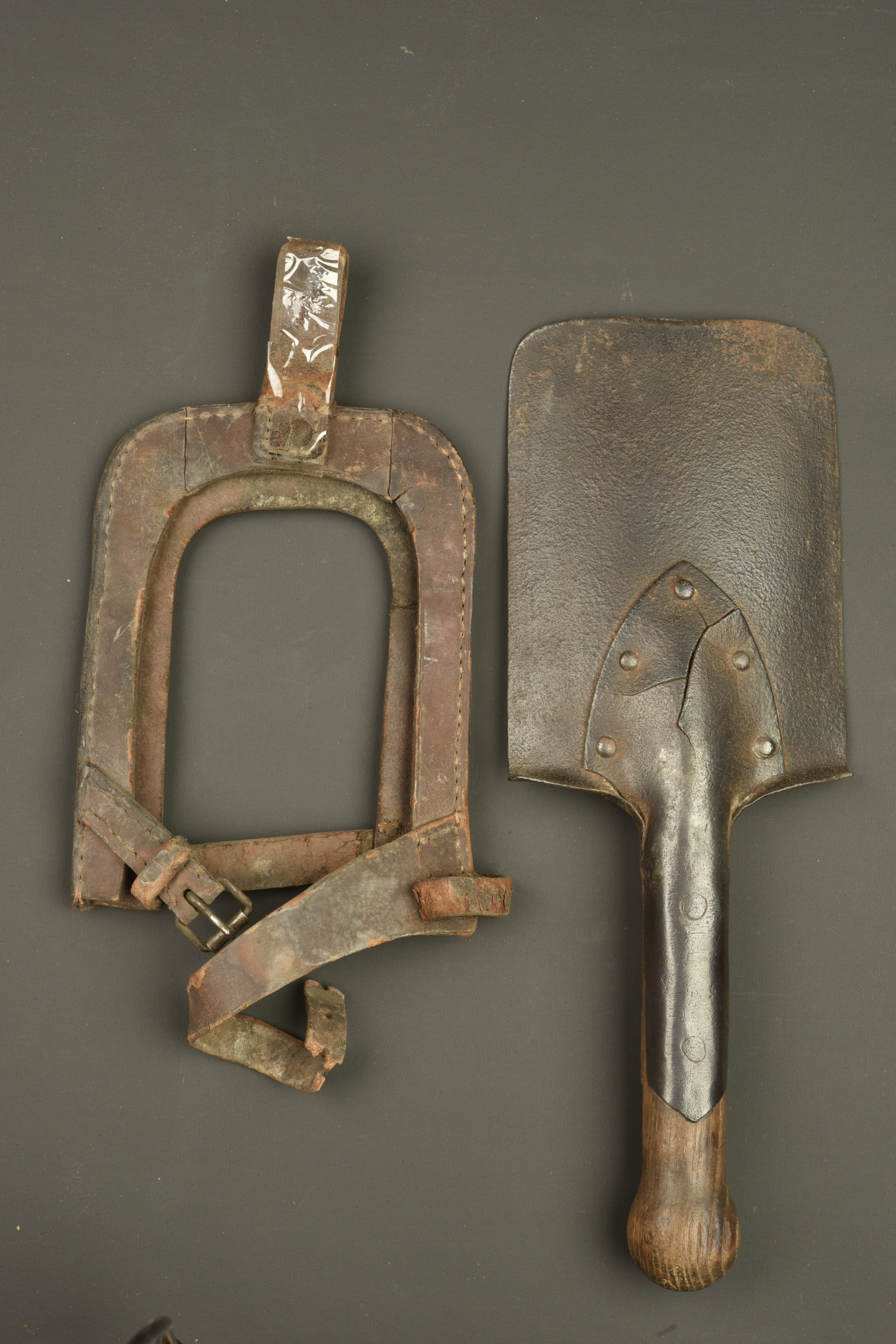 Pelle de mitrailleur allemand avec porte pelle cuir. German machine gunner’s shovel with leather carrier — photo 2