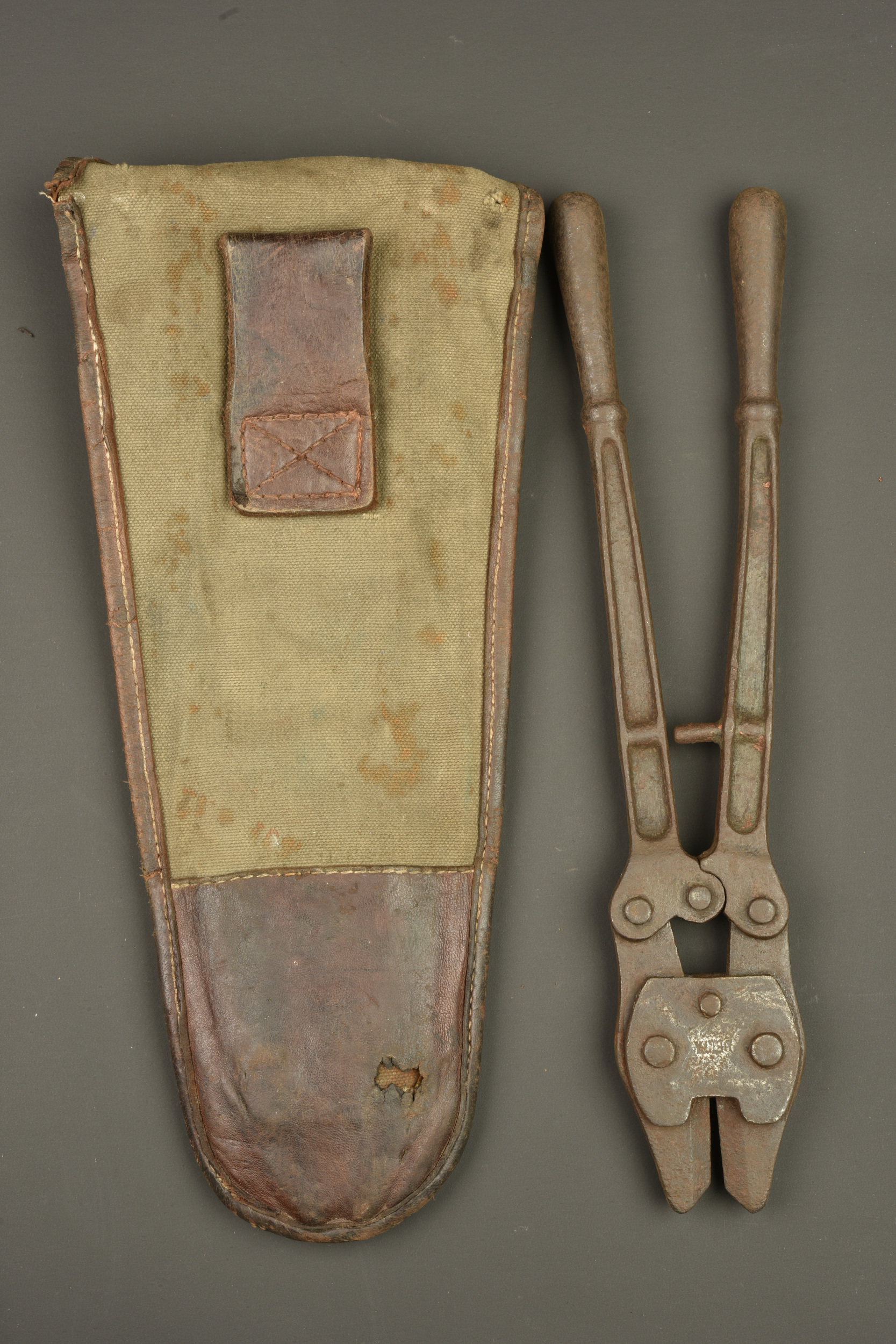 Pince coupante allemande dans son étui en toile. German wire cutters with canvas carrier — photo 3