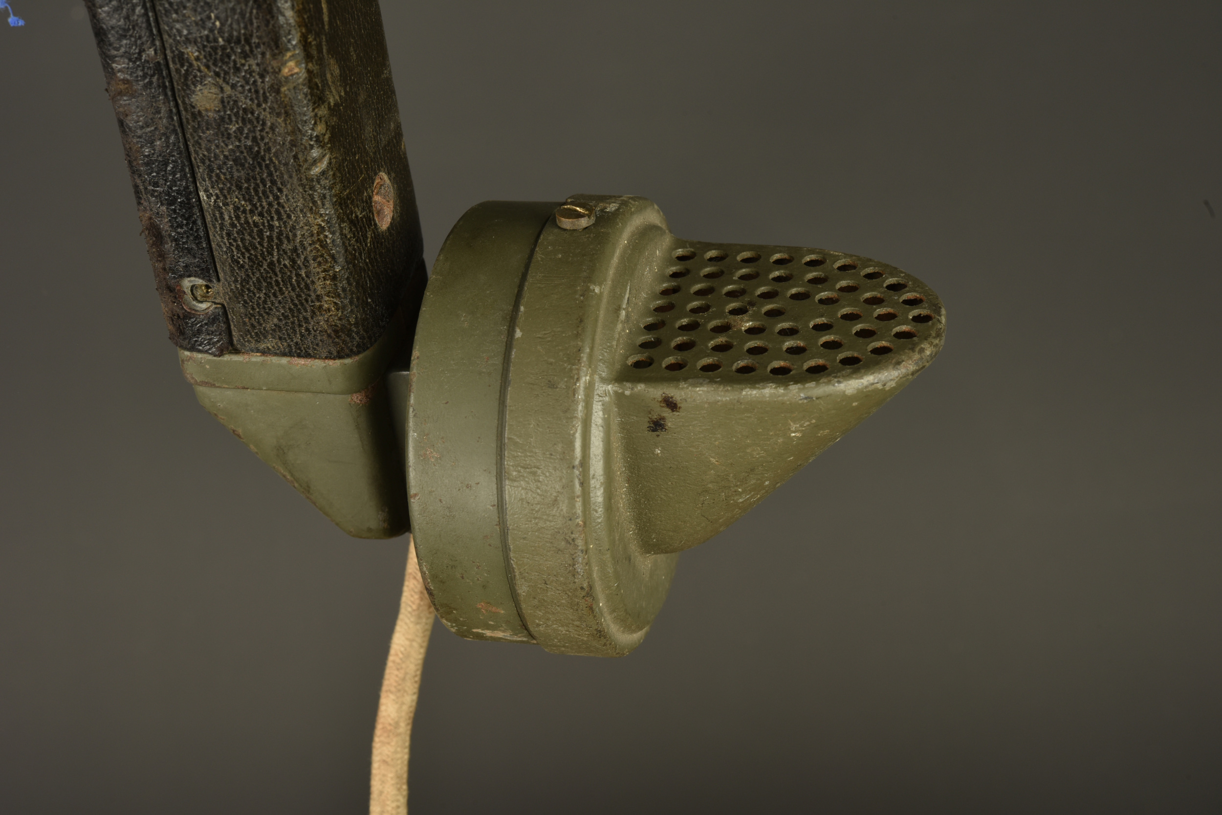 Téléphone de campagne allemand Feldfernsprecher 1916 type B. German field telephone Feldfernsprecher 1916 type B — photo 4
