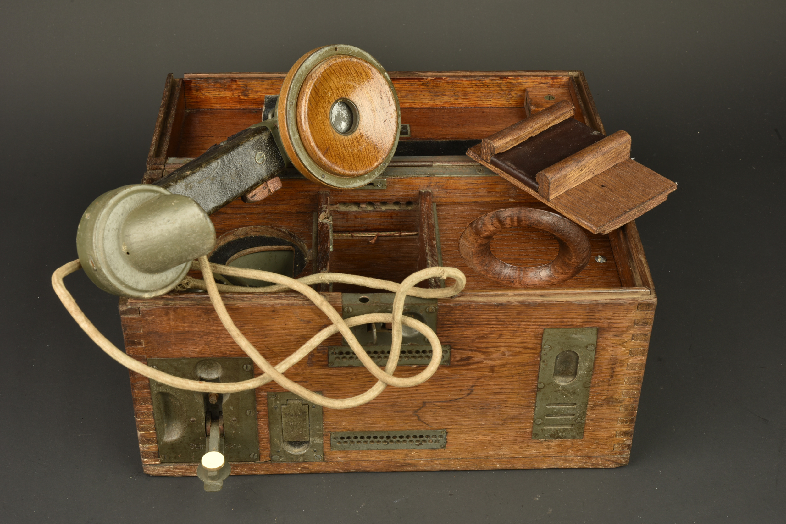 Téléphone de campagne allemand Feldfernsprecher 1916 type B. German field telephone Feldfernsprecher 1916 type B — photo 6
