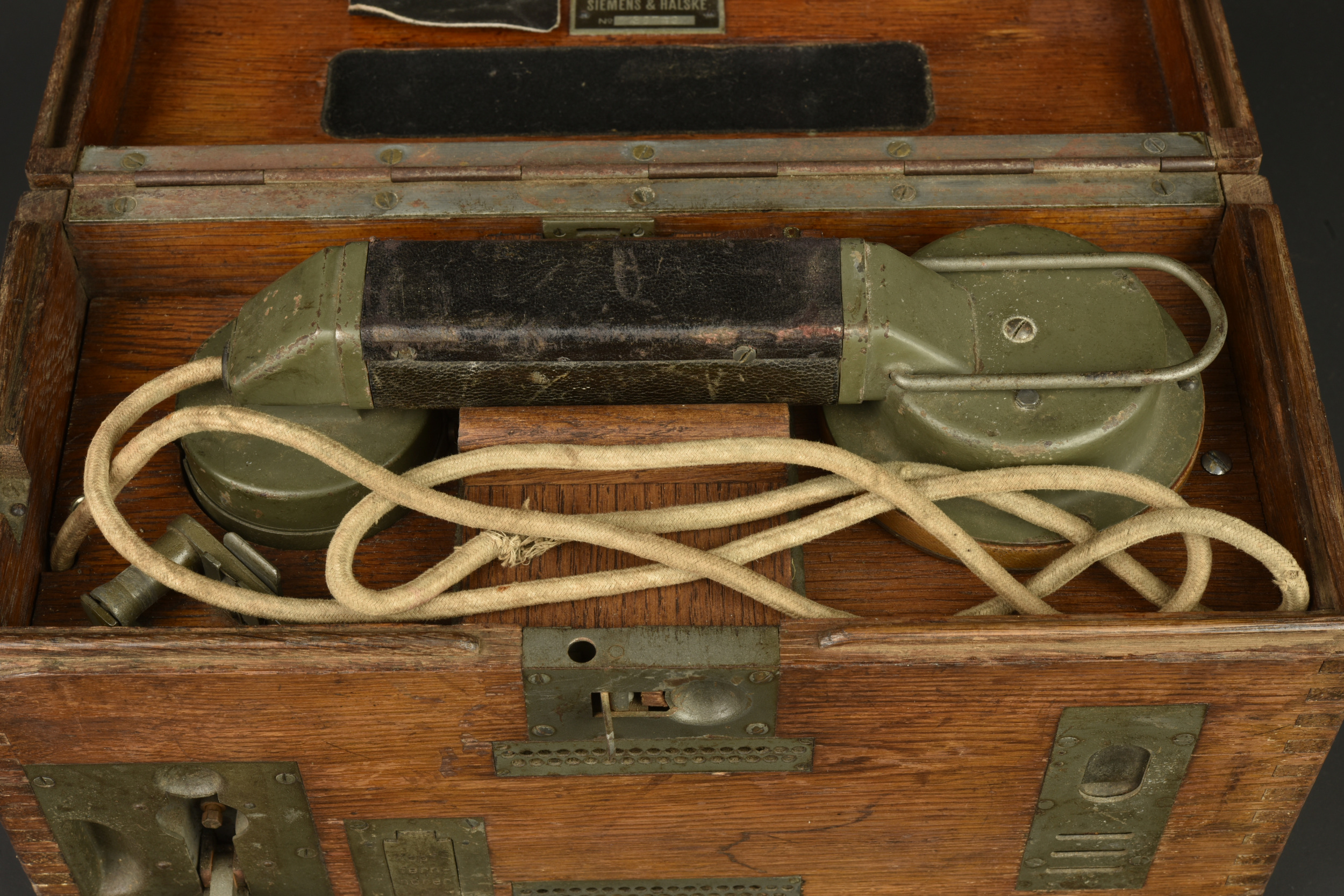 Téléphone de campagne allemand Feldfernsprecher 1916 type B. German field telephone Feldfernsprecher 1916 type B — photo 7