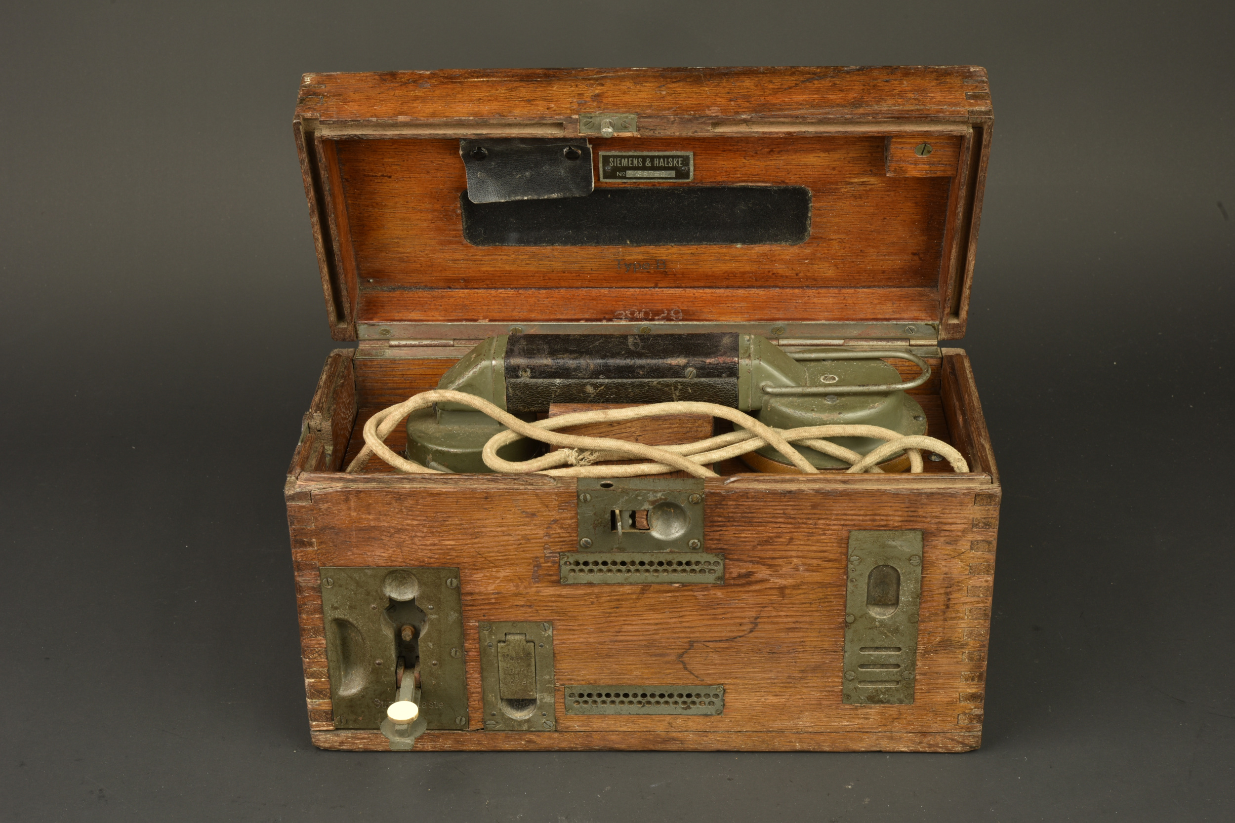 Téléphone de campagne allemand Feldfernsprecher 1916 type B. German field telephone Feldfernsprecher 1916 type B — photo 9
