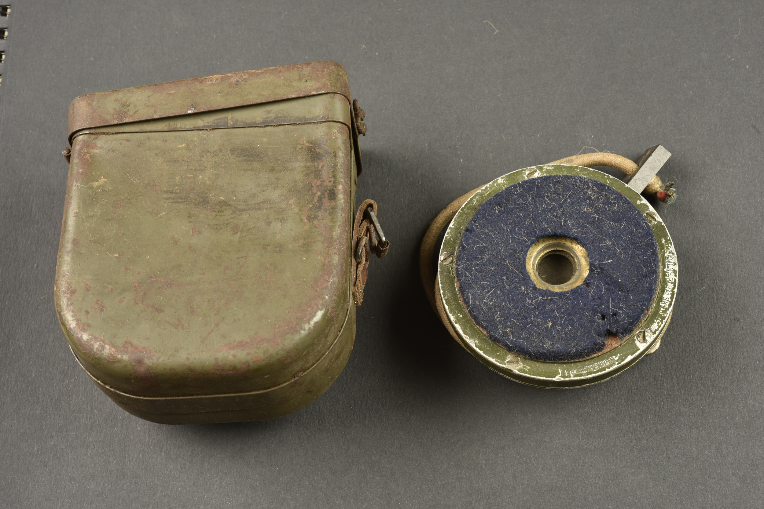 Ecouteur téléphonique allemand dans son étui ersatz en fer. German telephone receiver in its ersatz metal case — photo 1