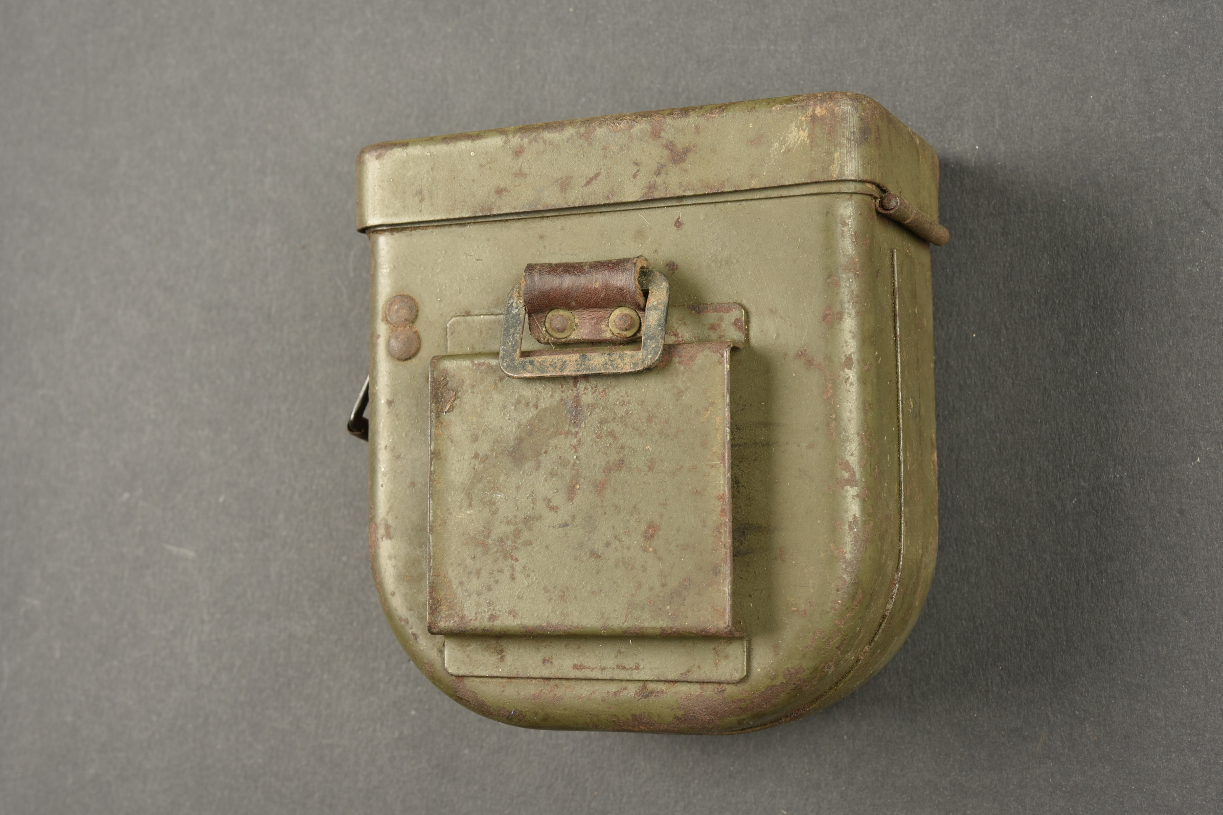 Ecouteur téléphonique allemand dans son étui ersatz en fer. German telephone receiver in its ersatz metal case — photo 2