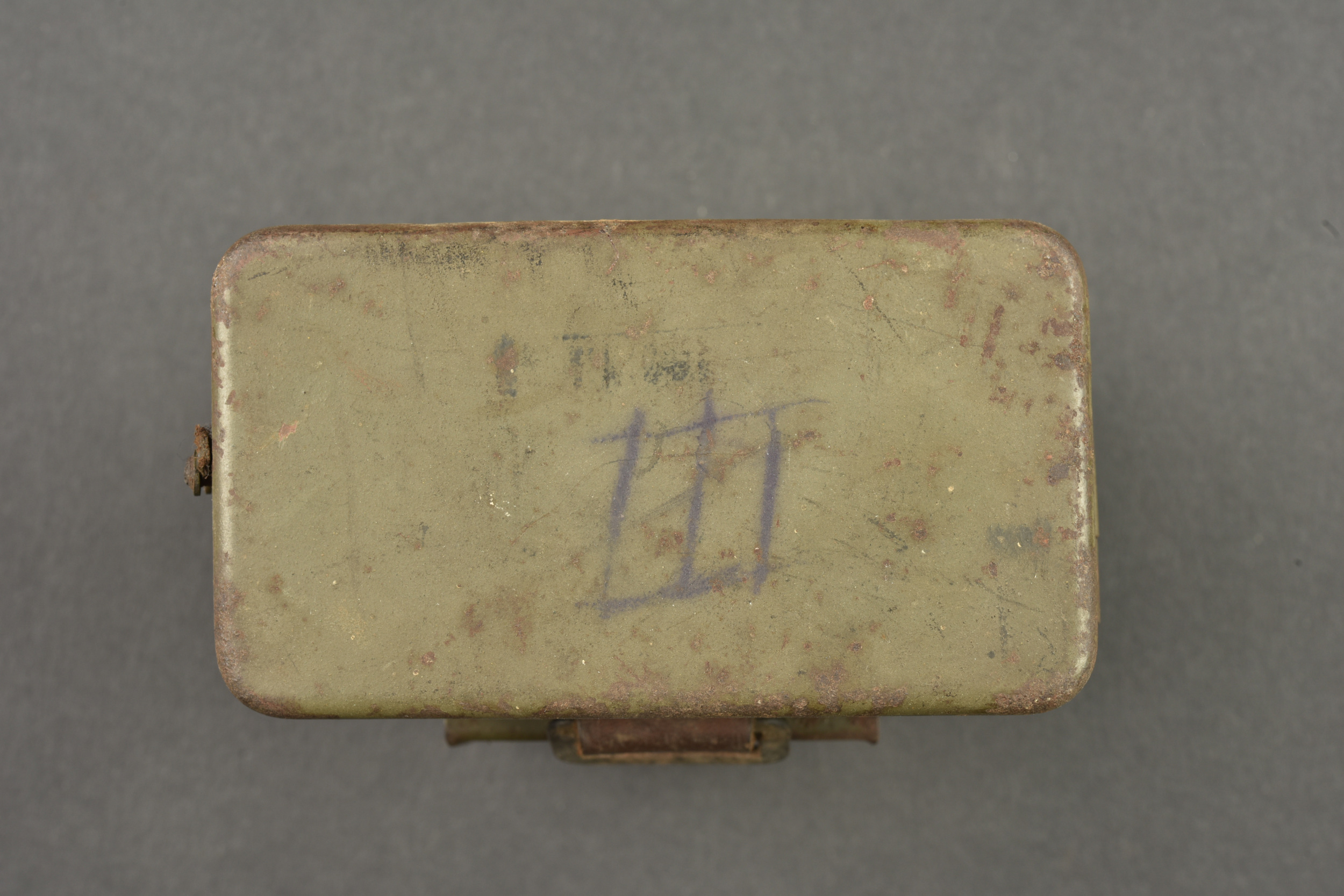 Ecouteur téléphonique allemand dans son étui ersatz en fer. German telephone receiver in its ersatz metal case — photo 3