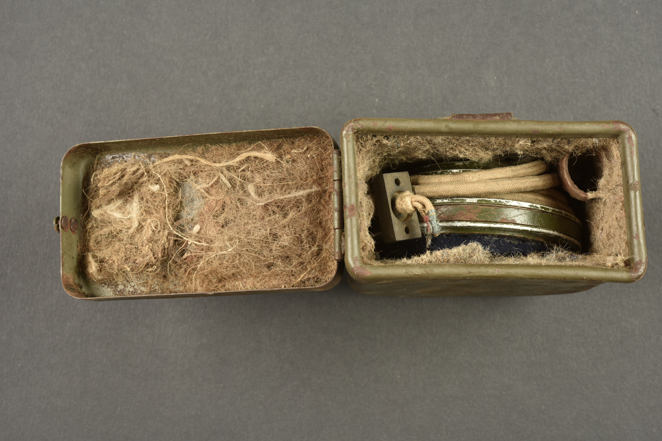 Ecouteur téléphonique allemand dans son étui ersatz en fer. German telephone receiver in its ersatz metal case — photo 4