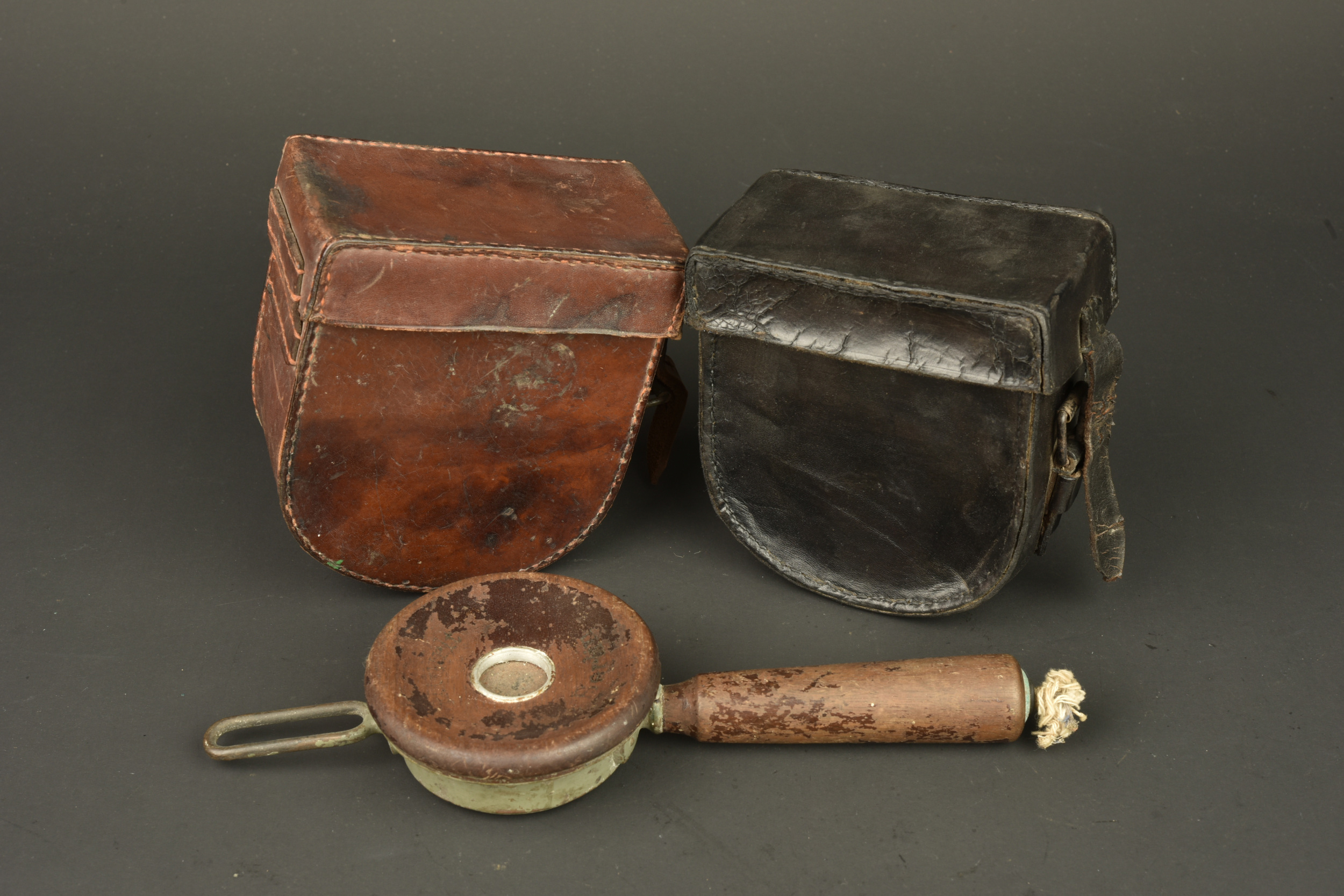 Etuis d'écouteurs et écouteur téléphonique allemands. German telephone receiver cases and telephone receiver — photo 1