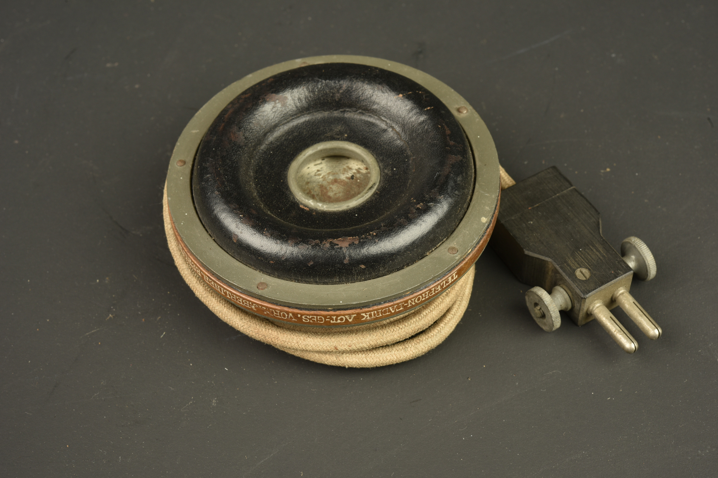 Ecouteur téléphonique allemand dans son étui cuir. German telephone receiver in its leather case — photo 2