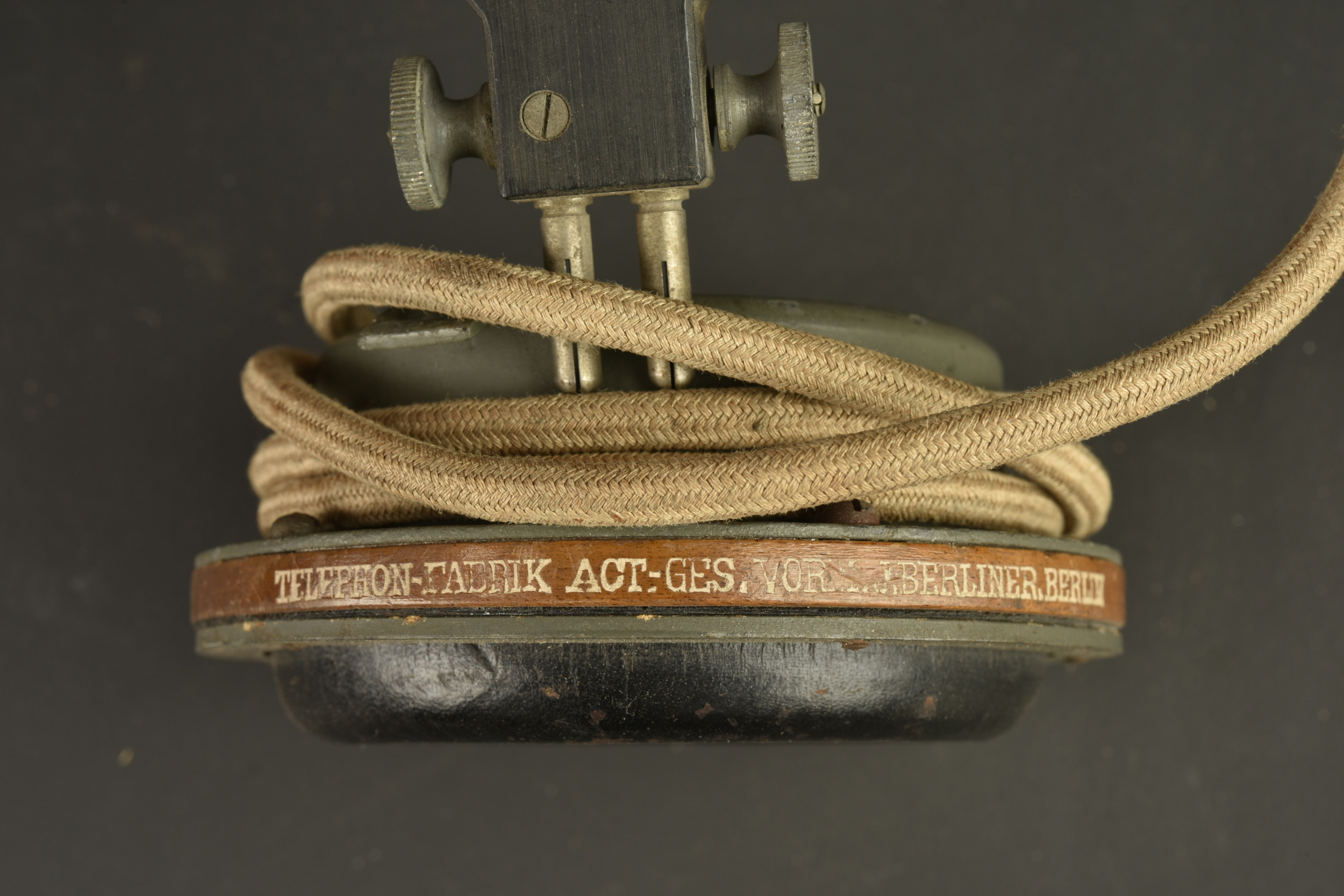 Ecouteur téléphonique allemand dans son étui cuir. German telephone receiver in its leather case — photo 3