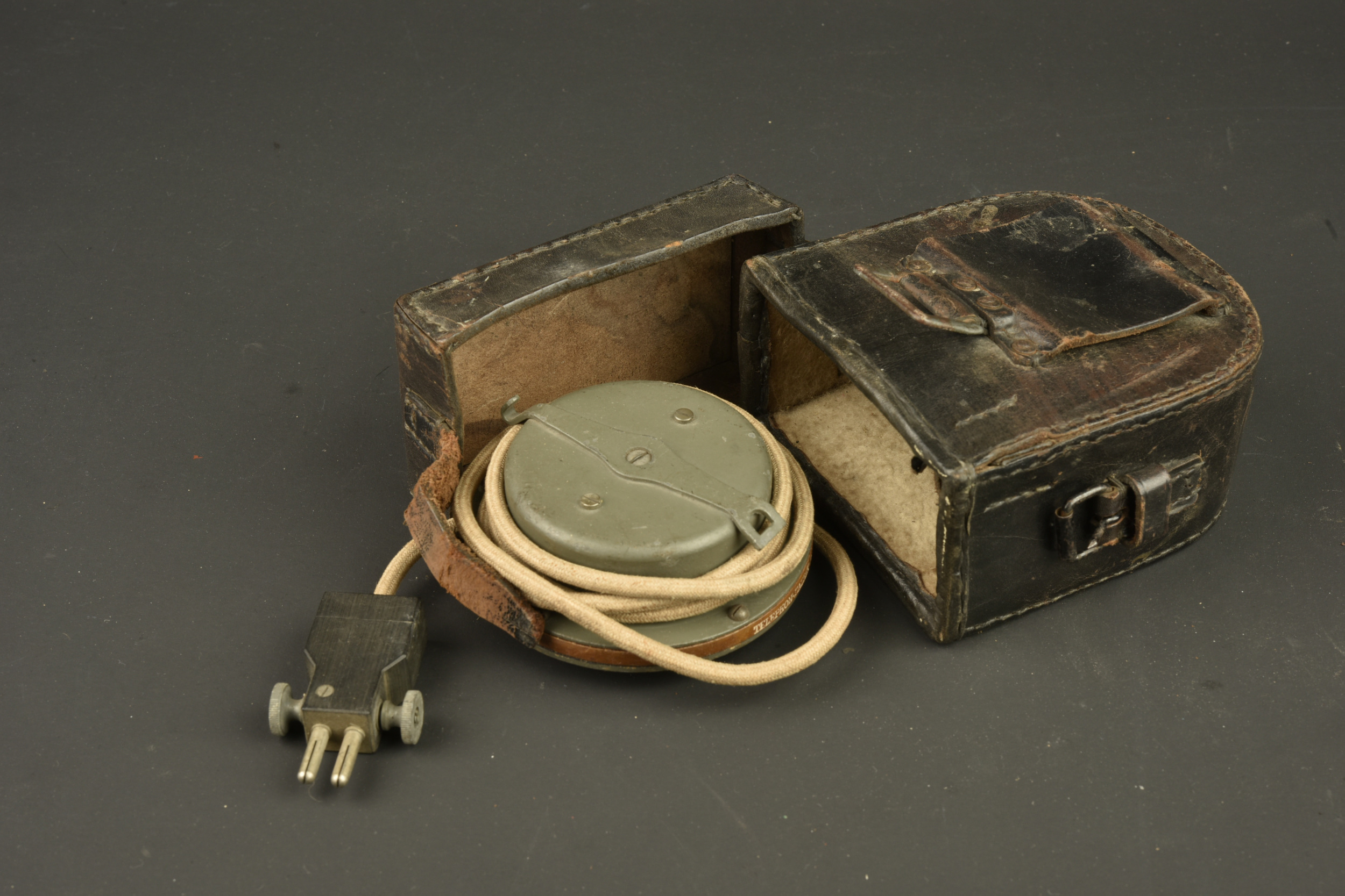 Ecouteur téléphonique allemand dans son étui cuir. German telephone receiver in its leather case — photo 5