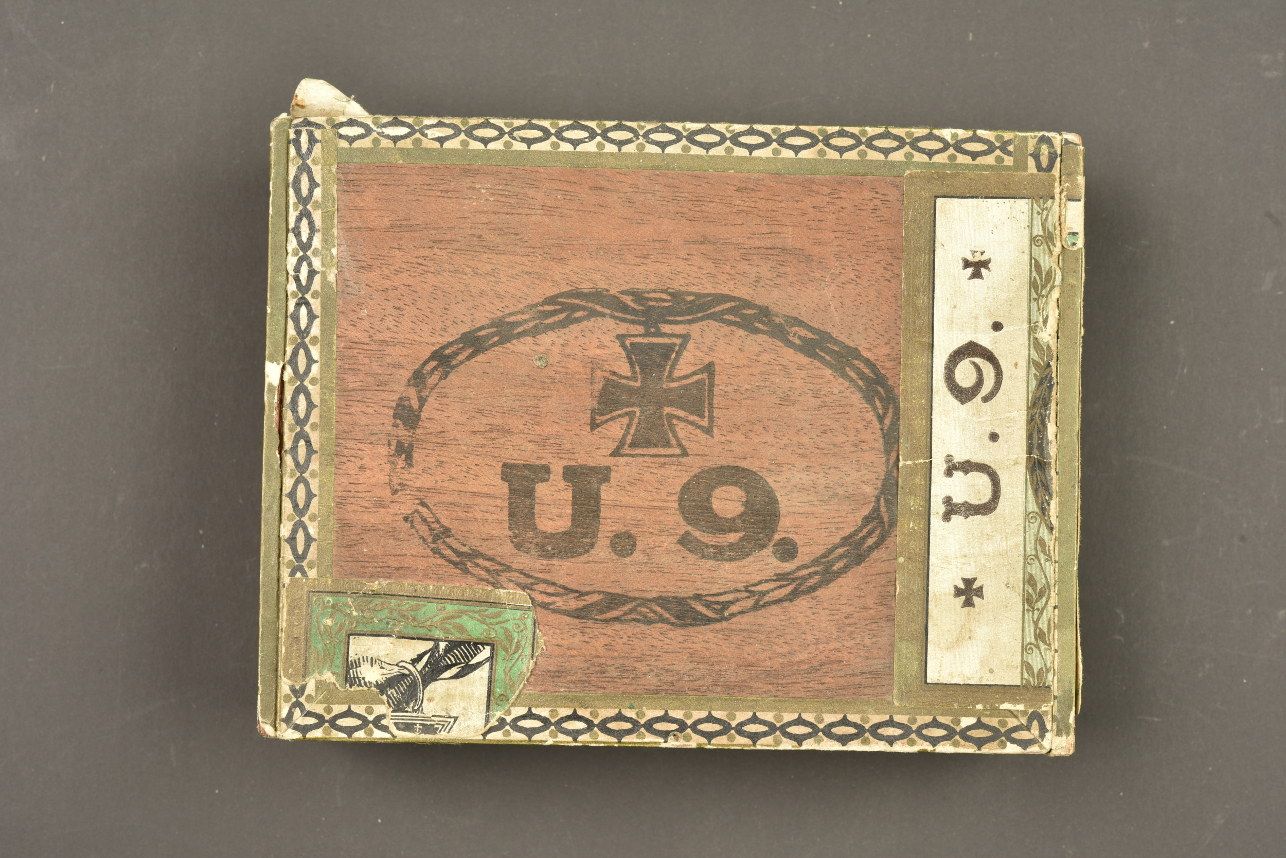 Boite de cigares à l'effigie de Otto Weddigen et du sous marin U9. Cigar box bearing the image of Otto Weddigen and submarine U9 — photo 1