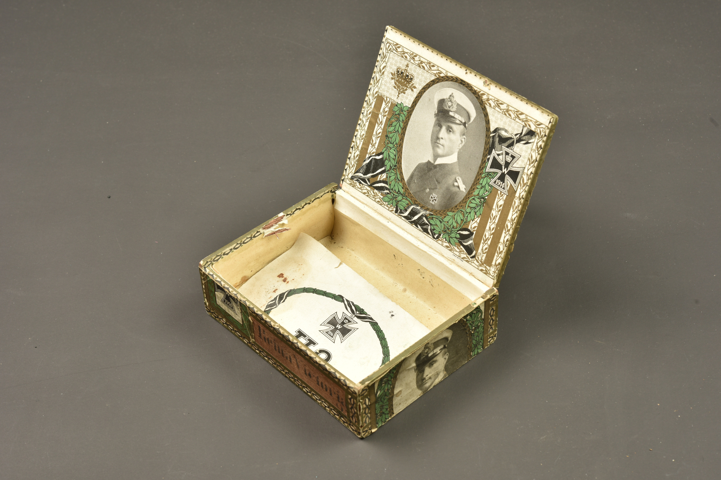 Boite de cigares à l'effigie de Otto Weddigen et du sous marin U9. Cigar box bearing the image of Otto Weddigen and submarine U9 — photo 2