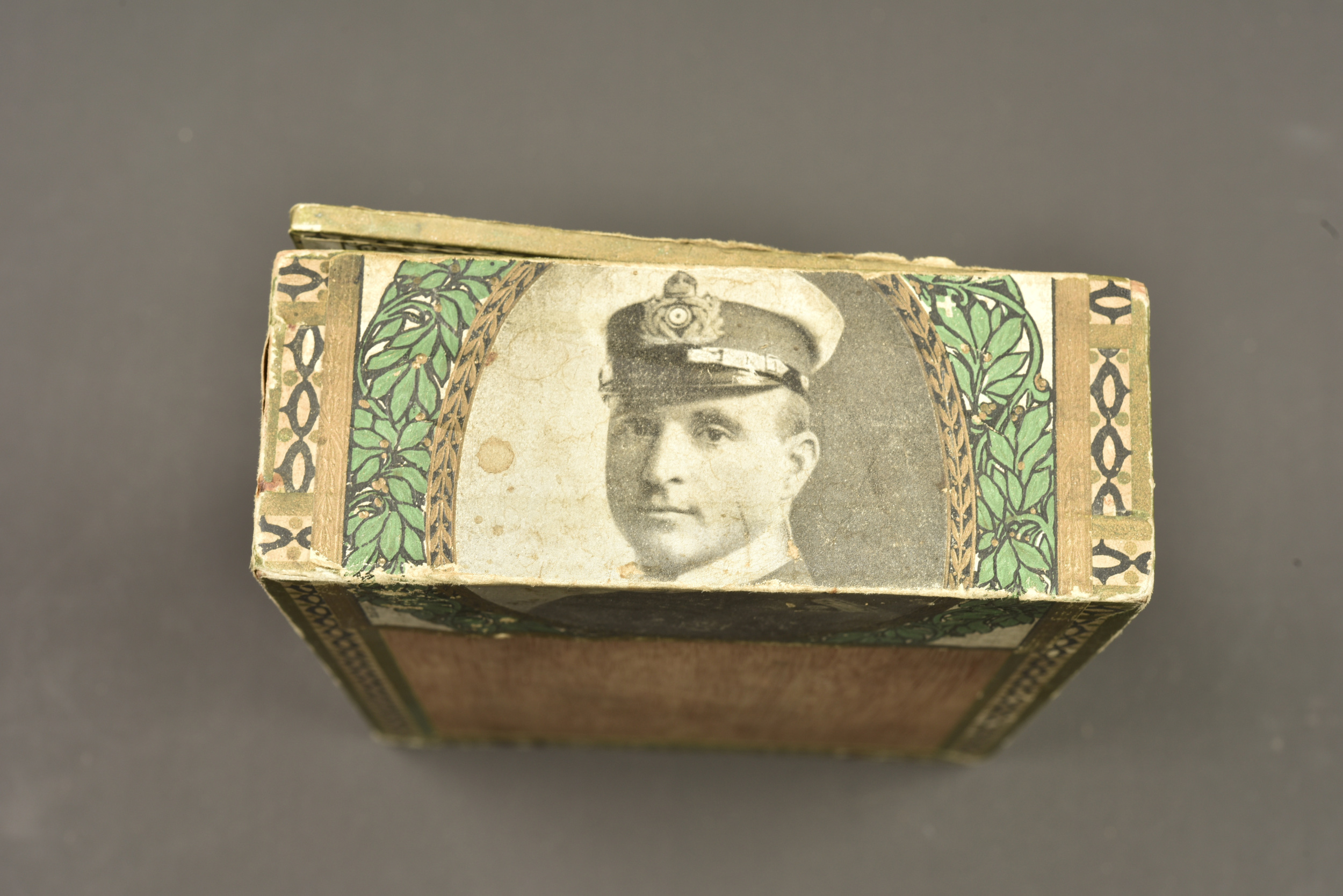 Boite de cigares à l'effigie de Otto Weddigen et du sous marin U9. Cigar box bearing the image of Otto Weddigen and submarine U9 — photo 6