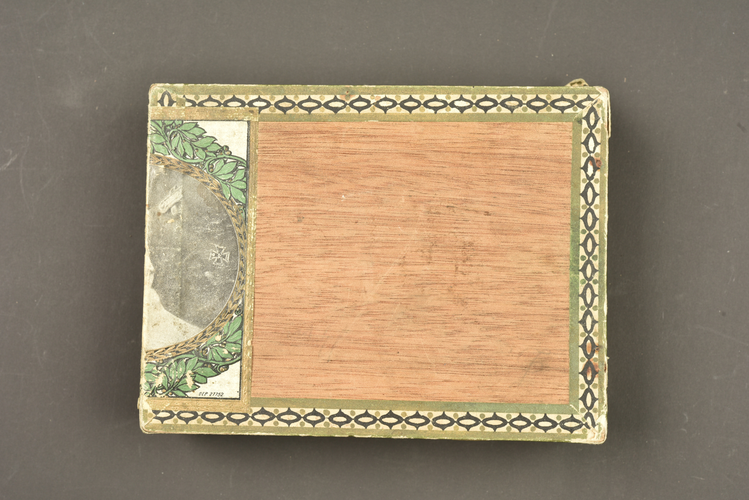 Boite de cigares à l'effigie de Otto Weddigen et du sous marin U9. Cigar box bearing the image of Otto Weddigen and submarine U9 — photo 7