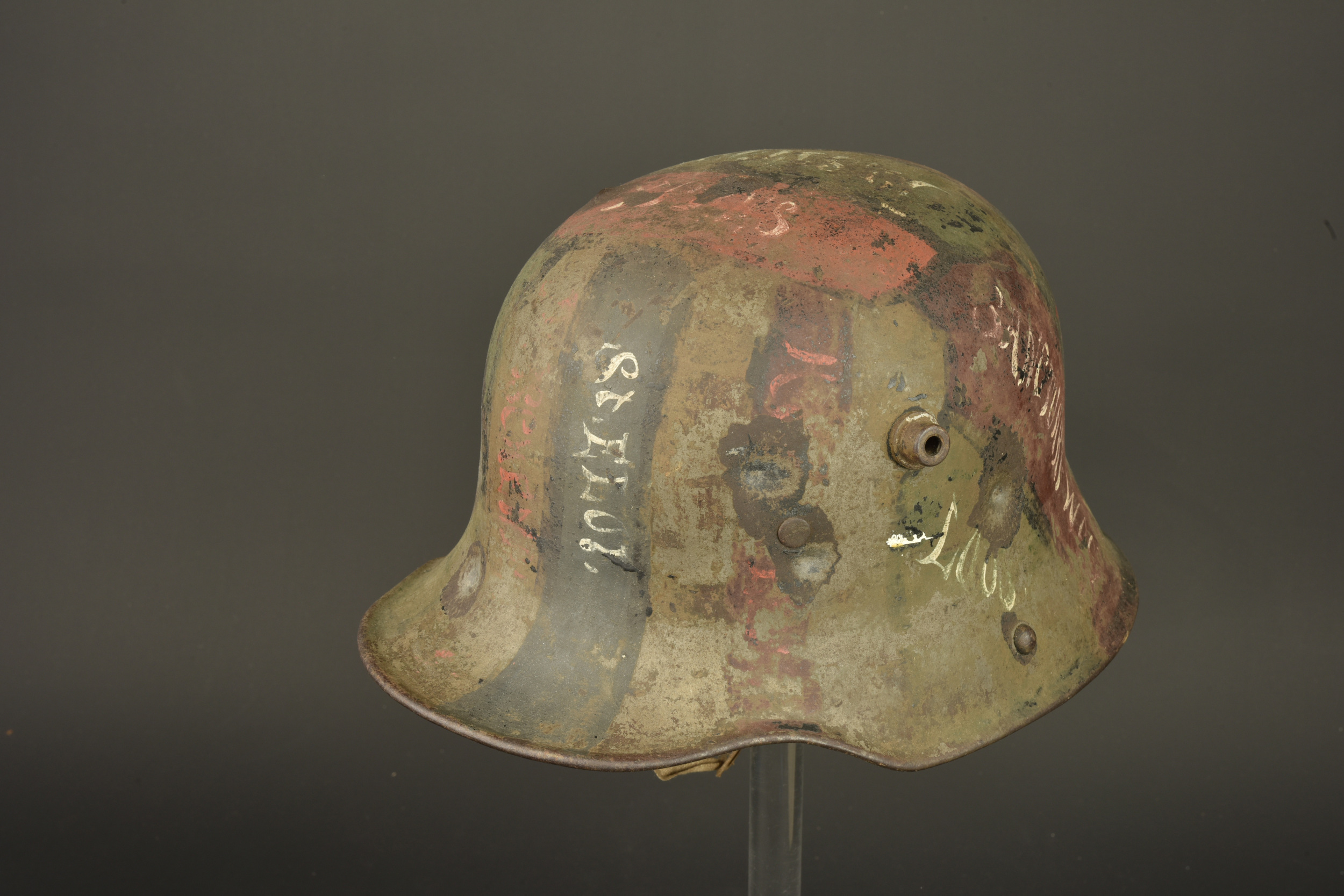 Stahlhelm camouflé capturé par un canadien avec noms de batailles. Camouflaged Stahlhelm captured by a Canadian soldier with battle names — photo 1