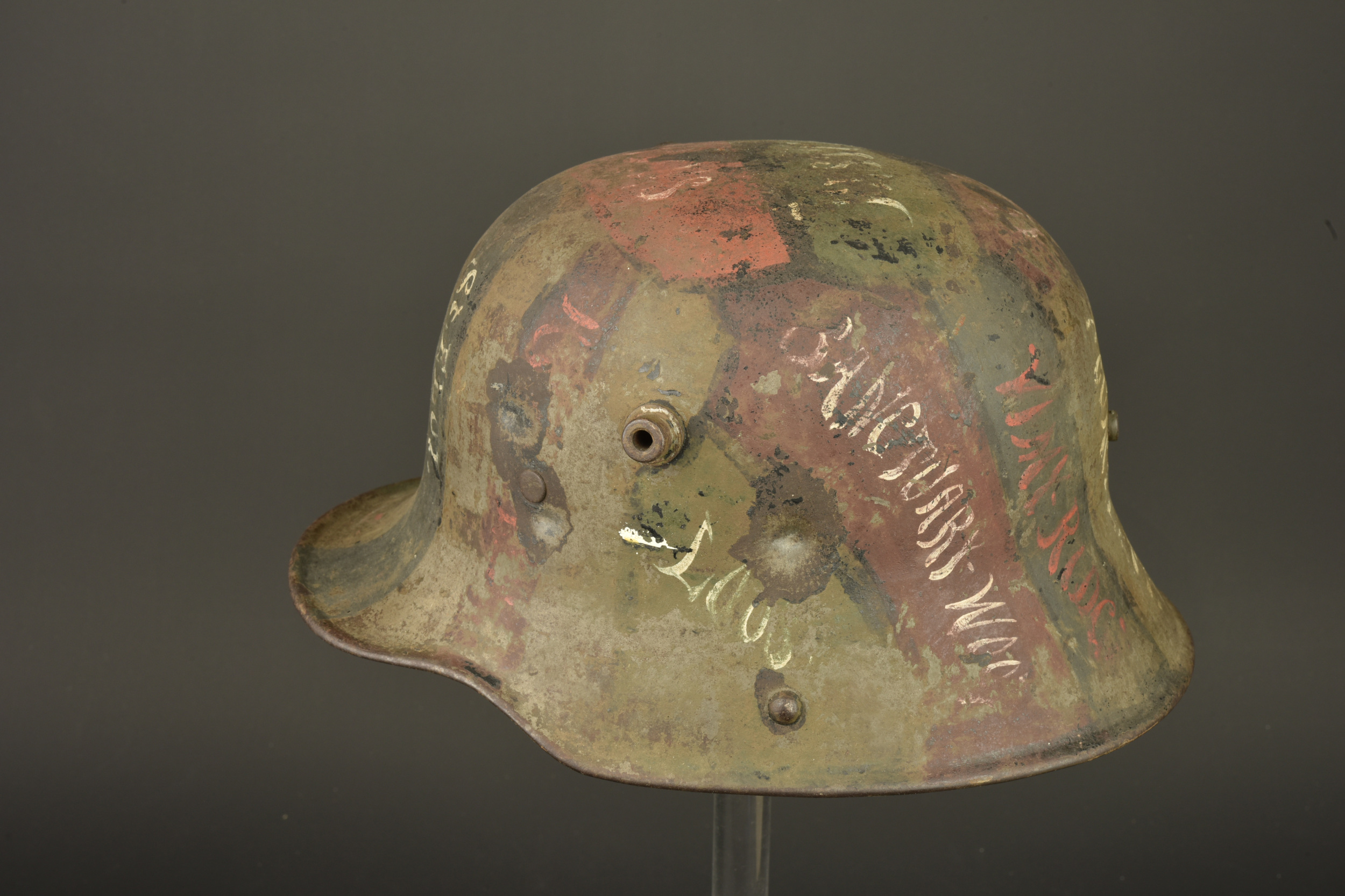 Stahlhelm camouflé capturé par un canadien avec noms de batailles. Camouflaged Stahlhelm captured by a Canadian soldier with battle names — photo 11