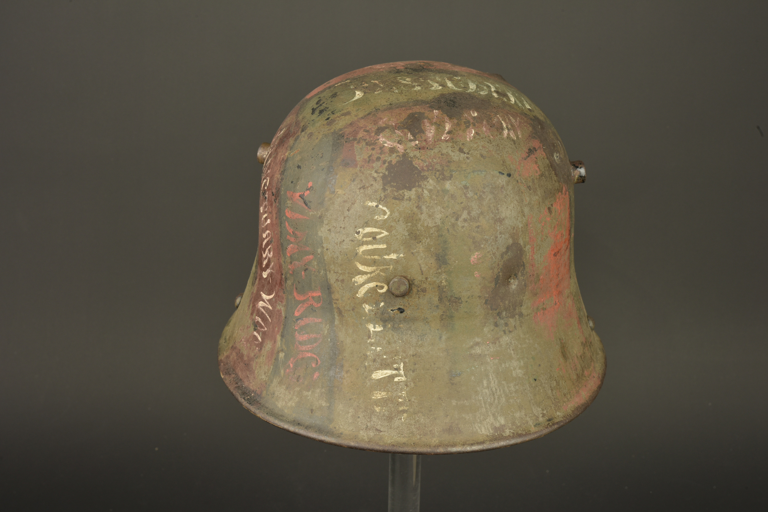Stahlhelm camouflé capturé par un canadien avec noms de batailles. Camouflaged Stahlhelm captured by a Canadian soldier with battle names — photo 12