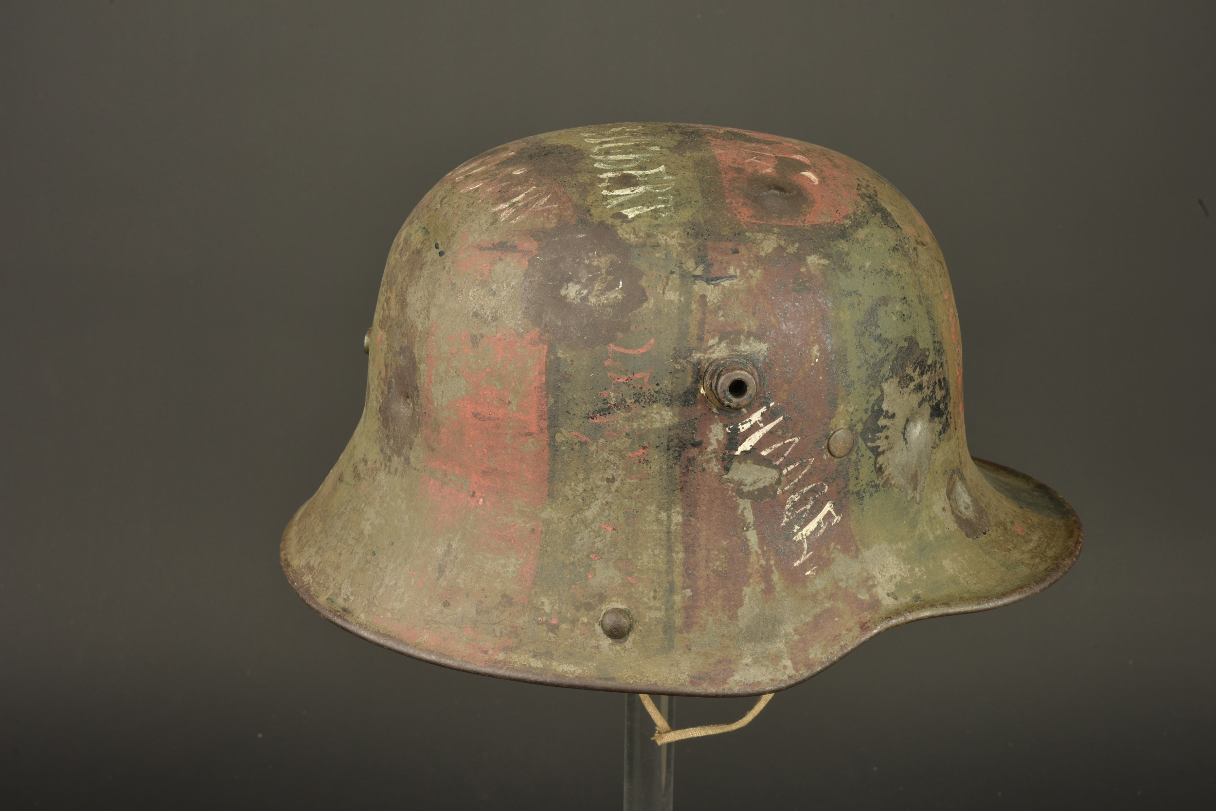 Stahlhelm camouflé capturé par un canadien avec noms de batailles. Camouflaged Stahlhelm captured by a Canadian soldier with battle names — photo 13