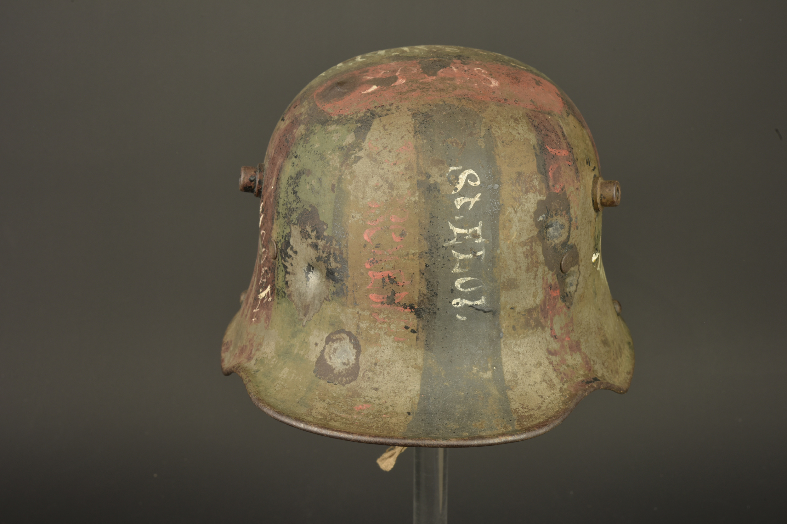 Stahlhelm camouflé capturé par un canadien avec noms de batailles. Camouflaged Stahlhelm captured by a Canadian soldier with battle names — photo 15
