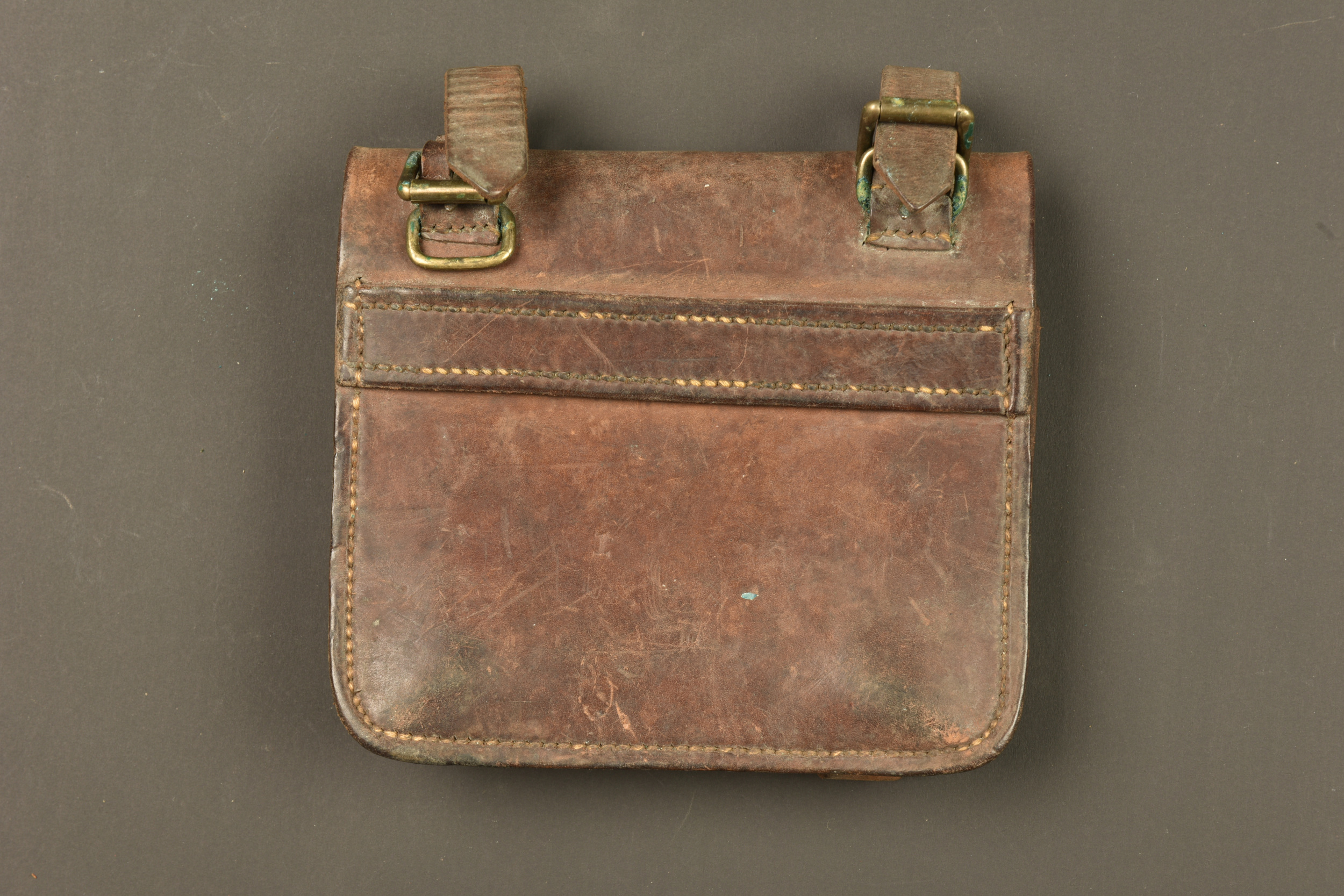 Cartouchière canadienne 4e Battalion et porte baïonnette. Canadian 4th Battalion ammunition pouch and bayonet frog — photo 3