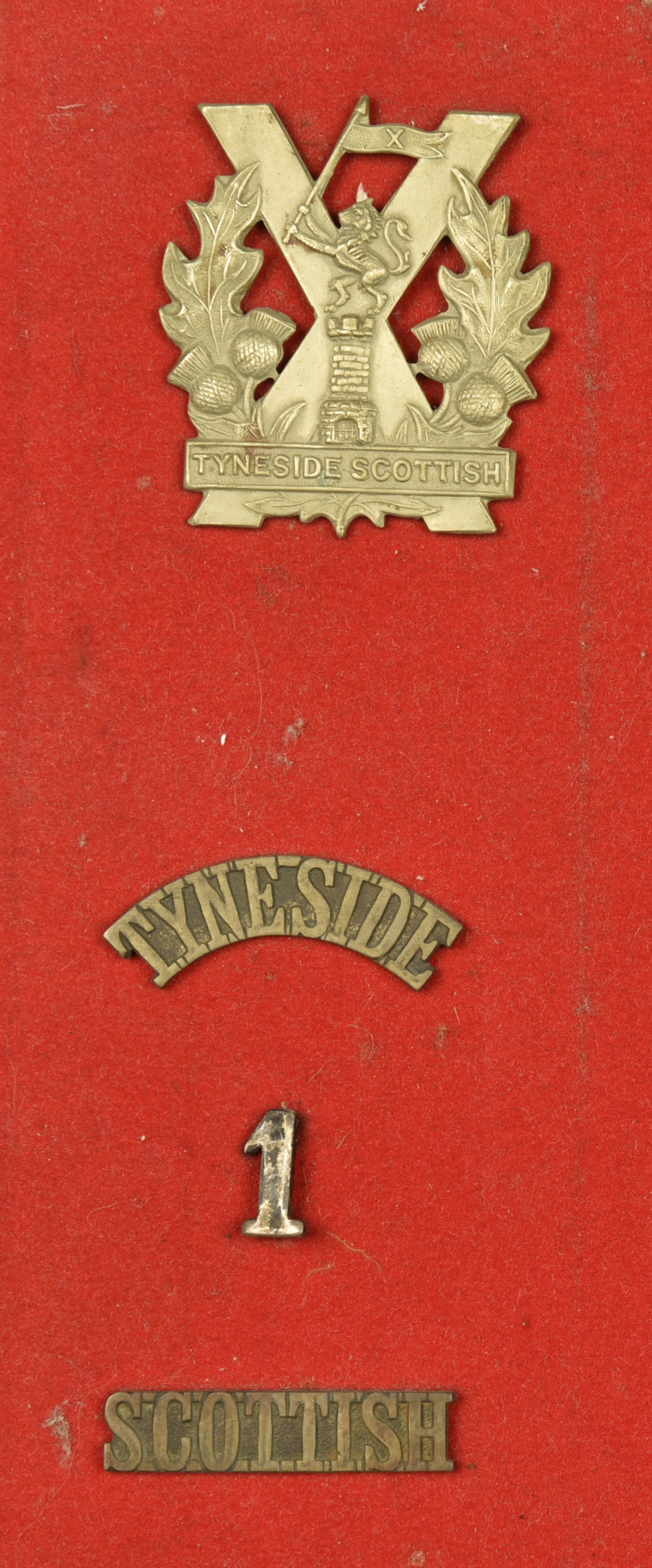 Ensemble d'insignes du 1st Tyneside Scottish. Badge grouping of the 1st Tyneside Scottish — photo 1