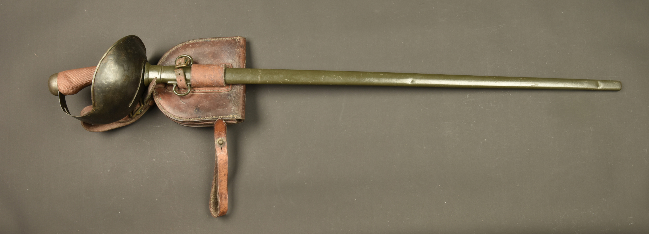 Sabre troupe de cavalerie anglais modèle 1908 avec sa poche à fer. British Pattern 1908 cavalry trooper’s sword with horseshoe pouch — photo 1